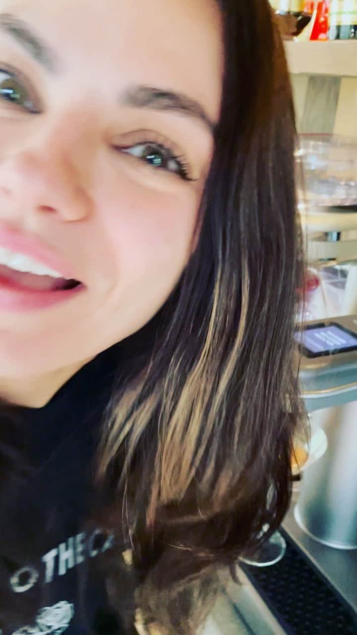 アシュトン・カッチャーのインスタグラム：「Cheers to #dryjanuary coming to a close!!」