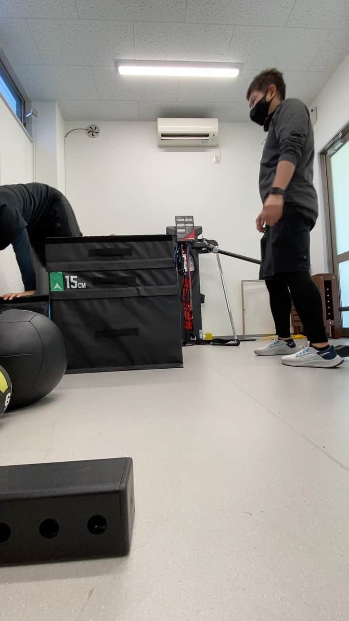 のインスタグラム：「４６歳もうすぐ47歳 数字を超えて頑張りたい！！ が、、、  年齢なりのものは出て来てる 笑笑  どんどんメニューが、、 エンドレス斉藤トレーナー🤣🤣🤣  #斉藤トレーナー #エンドレスなトレーニング #飛ばしたい #跳びたい」