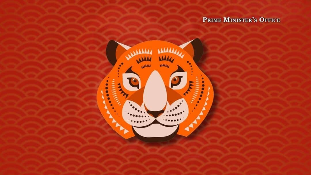 リー・シェンロンのインスタグラム：「In the 19th century, Malayan Tigers roamed the forests of Singapore. Nowadays, we can appreciate these magnificent big cats at the Singapore Zoo.   Many allude to the strength of the tiger, in describing how we must overcome our challenges in the coming year. This is no tall tale as a healthy adult tiger can have the strength of 30 men!  It’s unlikely we can outpower these fierce beasts, but we can still earn our stripes by facing the future with confidence, looking out for one another, and celebrating the festive period in a safe and responsible way. Stay healthy and have a ‘ROAR’some new year! 🐅 – LHL  壬寅年正月初一，旺虎来贺岁。恭祝大家新的一年里虎虎生威、阖家安康！虎UAT AH！– 李显龙   (PMO Video by Chiez How. Footage courtesy of Mandai Wildlife Group)」