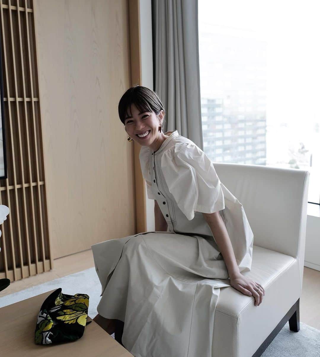 正中雅子のインスタグラム：「2月スタート🌙🌷  どんな状況におかれても、自分らしく楽しく過ごす🌿今ある状況が自分にとって必要だったんだなーって思うこと♡  そんな風に思いながら2月スタート！  写真は、お気に入りの新作ドレスをきて嬉しそうなわたし☺︎ (主人がカメラ撮ってくれてたから2枚目の写真とか大体主人にはこんな顔してるんやろなってやつ🙃)  このボリュームスリーブ試行錯誤した上、洋服用のワイヤーを施したやつなんです♡ また改めて紹介させてください☺︎  #MACHATT #masaco服」