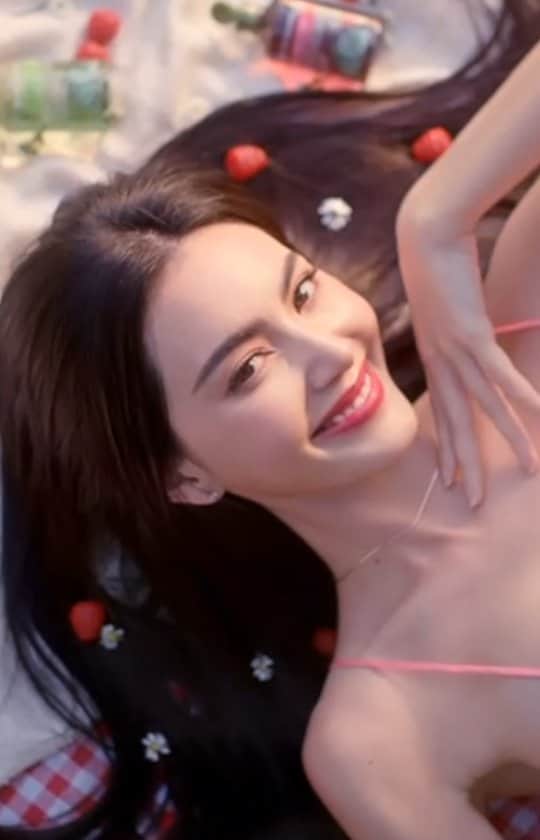 マイ・ダーウィカーのインスタグラム：「นี่แหละความสุขของใหม่ 🥰❤️  เพราะผมใหม่หอมลื่น ด้วย Rinsing Vinegar #น้ำส้มผมหอมลื่น จาก @Yvesrocher_Thailand ทำให้ ผมหอมมมมม ข้ามวัน ผมมันช้าลง นุ่มลื่น สุขภาพดีเงางาม จนเก็บความสุขเอาไว้ไม่ไหว  ที่สำคัญเค้าเป็น 100% ออร์แกนิคด้วยนะ☘️ แถมยังรักษ์โลกสุดๆ เพราะเป็นสูตรที่ย่อยสยายได้เองตามธรรมชาติ ขวดพลาสติกทำจากพลาสติกรีไซเคิล และนำไปรีไซเคิลต่อได้ 100% ♻️  พิเศษ!! Rinsing Vinegar ทุกสูตร ซื้อ 1 แถม 1  ตั้งแต่ 1-28 ก.พ. นี้ด้วยน้า   #น้ำส้มผมหอมลื่น ❤️ #YvesRocherTH #สวยโลกไม่เสีย」
