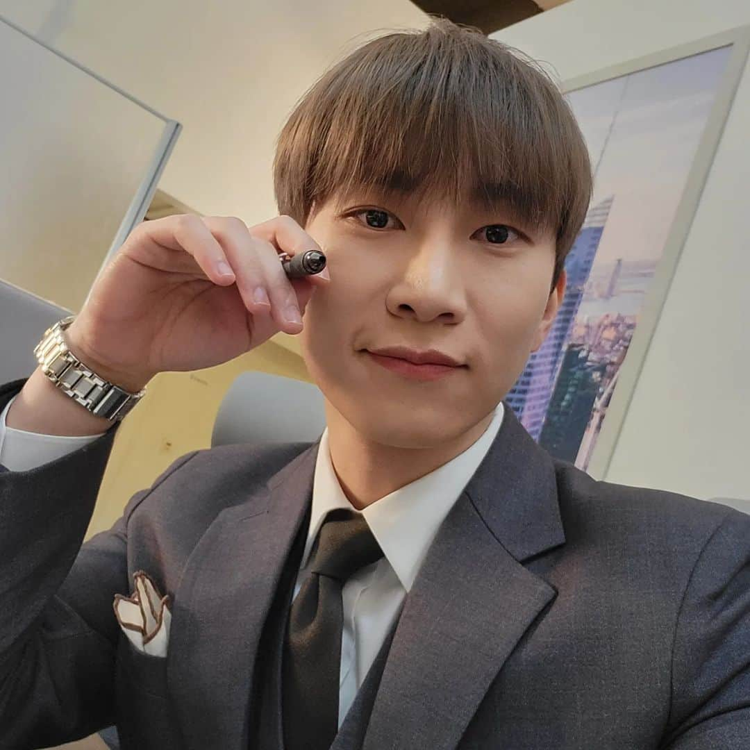 ウングァンさんのインスタグラム写真 - (ウングァンInstagram)「새해 복 많이 받으세요~~~~~🙇‍♂️🧧」2月1日 11時23分 - btob_silver_light