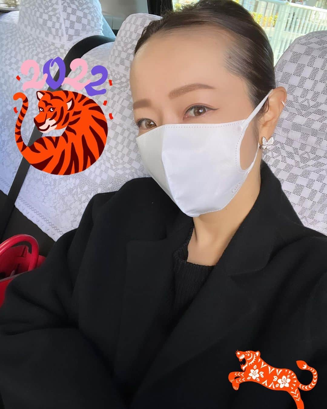 翁安芸さんのインスタグラム写真 - (翁安芸Instagram)「新年快乐🏮🧧🐯✨ Happy Chinese New Year!!  新月から始まる2月。旧正月の今日は、お天気も良く新たなスタートの気持ちで出発。  日々の変化を楽しんでいきたいと思っています!!  Have a healthy and prosperous new year for 2022❤️  #february #chinesenewyear #新年快乐 #新月 #yearofthetiger #akiweng #翁安芸」2月1日 11時38分 - akinyc