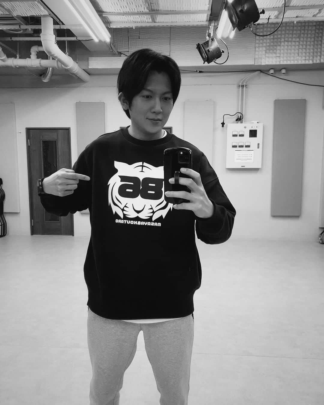 安達雅哉のインスタグラム：「. 使ってみた🕺🏻  シルエット◯ 着心地◯ 裏起毛×  運動するにはちょっと暑い…😅  #スウェット #オリジナル #虎 #tiger #1986年生まれ #ダンス練習着 #オリジナルグッズ #ファッション #fashion #今日の服 #今日のコーデ #コーディネート #instafashion」