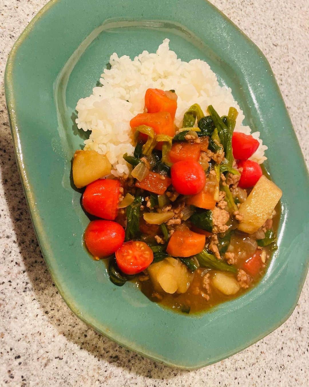 葵わかなのインスタグラム：「最近のお料理！みてください☺️  今月号のMOREの「はじめての器BOOK」の取材でお邪魔した食器屋さんで買った器に盛った、カレー！！  美味しそう…だし、美味しかった笑  素敵な器です。他にも気に入ったものを買ったからまた載せますね😚  そして、先日放送だった「KinKi Kidsのブンブブーン」のスポーツ対決でのご褒美！笑  で、いただいたジュウのフライパン🍳  本当に大活躍！ほぼ毎日使ってます笑 朝食は目玉焼きとベーコンとかをこのフライパンで焼いてそのまま食卓へ！素敵🥺  そして、この写真はチンジャオロースです。 初めて作ってみたけど、すごく美味しかった！タケノコは不在です笑  最近は「冬のライオン」のお稽古を頑張ってます！刺激的な毎日です。まだまだ頑張るぞ〜  体調が気になるこの頃ですが、元気に過ごしましょうね。」