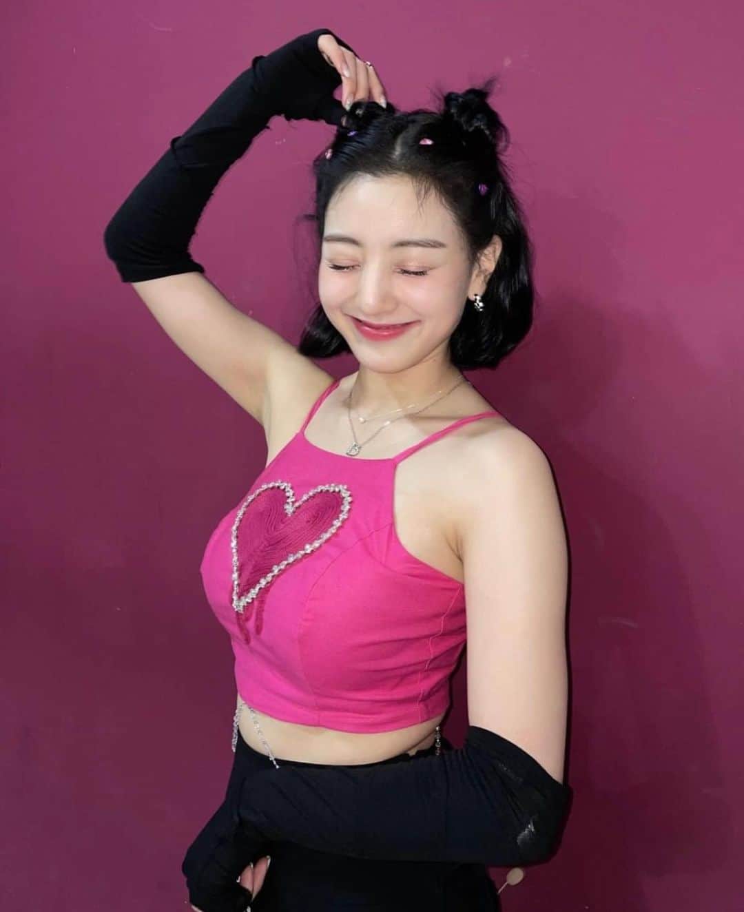 ジヒョのインスタグラム：「♡ happy birthday to the best girl ever💗💗 i‘ve celebrated jihyo‘s birthday since 2017 and it honestly feels like i‘ve seen her grow up even though i was so young back then too😭 i hope she has the best birthday ever and gets to spend it with her loved ones<3 again, happy birthday jihyo and thank you for everything!! ⠀ — #HappyJihyoDay」