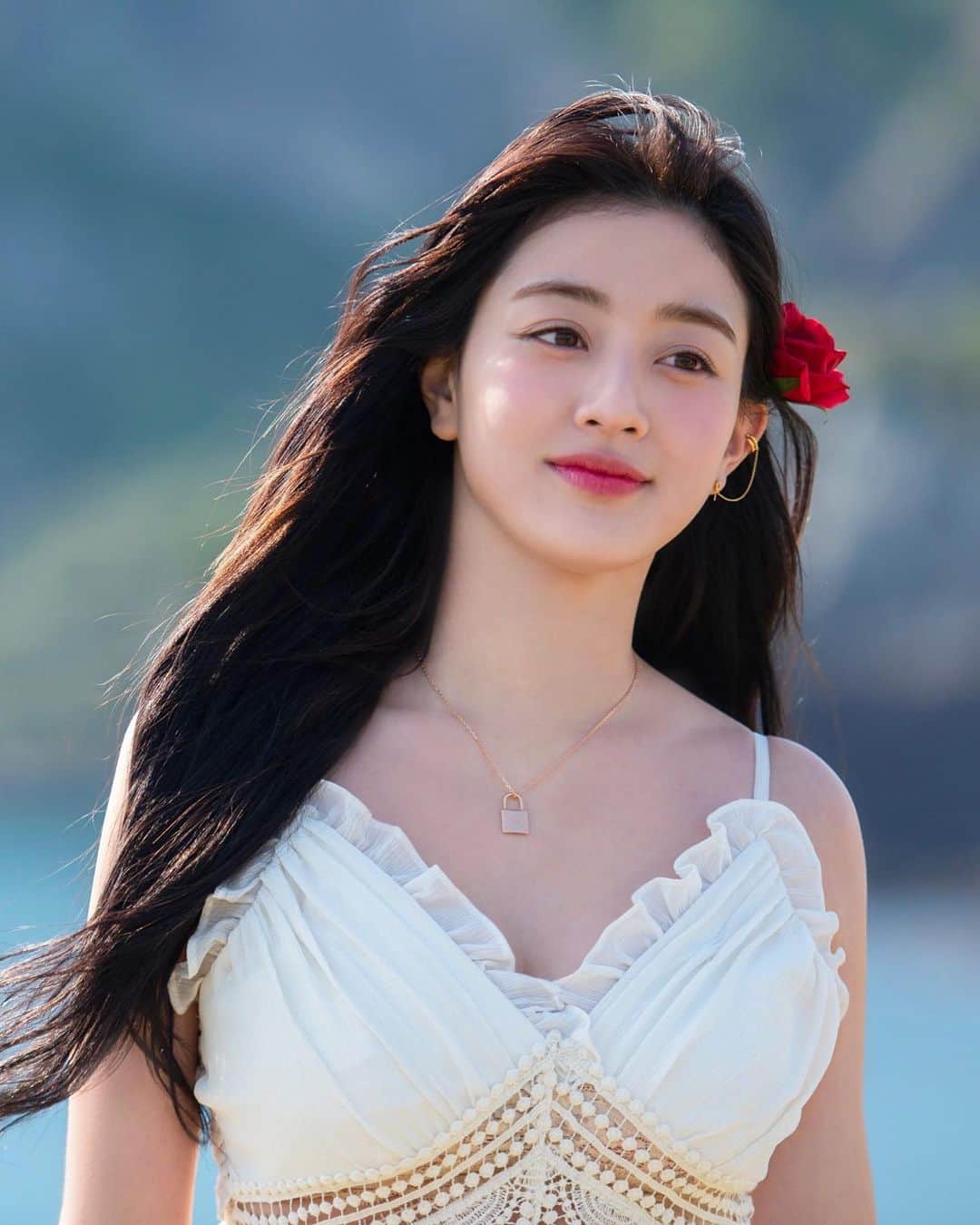 ジヒョのインスタグラム：「♡ there are SO many new jihyo pictures because of her birthday it‘s so cute😭⠀ —」