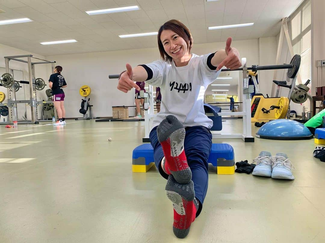 石立真悠子さんのインスタグラム写真 - (石立真悠子Instagram)「選手と一緒にトレーニング🏃🏻‍♀️🏃🏻‍♀️🏃🏻‍♀️ ちょっとですぐ息あがるし、ベンチプレスとかあがんない🤪  みんなすごすぎ🤣  今日はHIITもしたし、やってる時は🤢ってなりつつ、終わった後は🤩🤩🤩 サウナ何セットかやるとサウナトランスで整う〜✨って言うじゃん？ たぶんアレに近いと思うんだよね。  整う〜🤩✨ って感じ。  トレーニングして、栄養とって、寝たら、身体が生き返る❤️  私は長い時間走ったりするのは苦手なので、基本インターバル🏃🏻‍♀️とか、HIITでギャっとやって終わるタイプです。  トレーニングの相棒はもちろん Activital✨ そしてIMPAL✨ Doron✨  明日も良い1日にするぞぉーーーーー💪🏻💪🏾💪🏿  #Activital #MPImpal #Doron」2月1日 21時47分 - infinityone_by_mayuko_ishitate