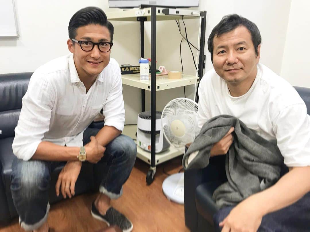 都倉賢のインスタグラム：「ノノさんJリーグの新チェアマン就任の内定おめでとうございます㊗️ コンサドーレでは5年間、同じ夢を追いかけ、個人としてもチームとしても成長し、北海道を一緒に盛り上げることが出来たことに誇りを感じております。  今度はチェアマンとして、Jリーグを盛り上げると言う、夢をまた一緒に追いかけさせてください！！！  解説者としては思った事をはっきり言って、毒舌なキャラとして親しまれ、社長になっても裏表なく選手に思った事を伝えて、チームをより良い方向に導いてくれました。  チェアマンになってもそんなノノさんらしさを楽しみにしております。  そんな印象とは裏腹に、コンサドーレが接戦で勝っている時の残り15分くらいはスタジアムにいるのにも関わらず、緊張や不安から生で観戦することが出来ずに、1人駐車場へ行き、車の中からDAZN観戦をしていたのはここだけの秘密にしておきますね😍笑  冗談はさておき、元Jリーガーの新たな挑戦と言う視点から見ても今回のノノさんの挑戦を全力で応援していきたいですし、めちゃくちゃ刺激を受けました！！！  そんなこんなでまだまだ秘話は沢山ありますが、正式に就任してから小出しにしていきたいと思います。  とにかくおめでとうございます㊗️」
