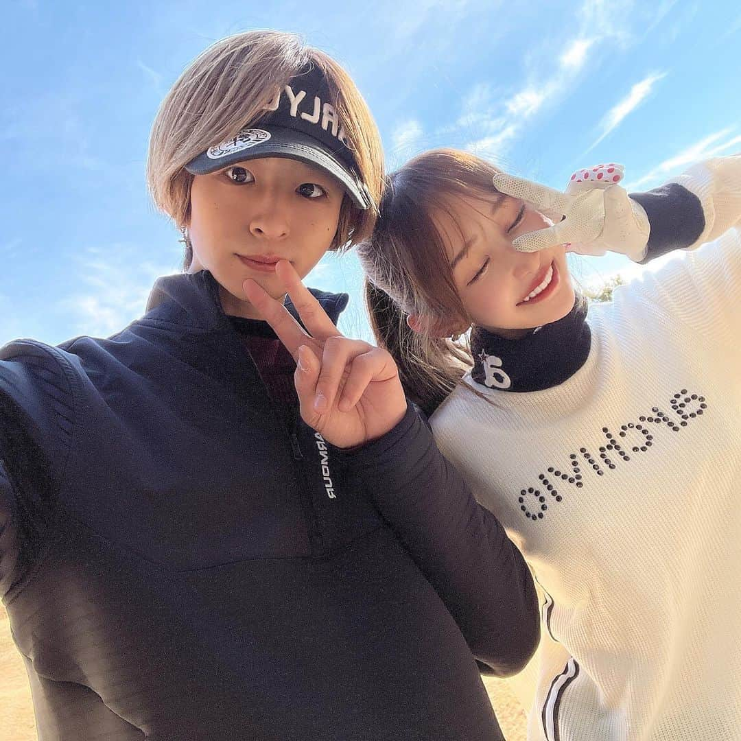 浦西ひかるさんのインスタグラム写真 - (浦西ひかるInstagram)「. Three years anniversary 💕💕💕 . 3年だって！早い🥺🥺 これからはもっと早く感じるのかな〜  いつも楽しく過ごせてるのはおたくんのおかげだし沢山の感謝と、その分喧嘩もあるからごめんね🙇‍♀️ これからも支え合って頑張っていきます👼🏻🍒 . ゴルフ行ってきた⛳️♡ . #golf #おたひか #おたひかチャンネル  #カップル #ゴルフ女子」2月1日 22時04分 - uranishihikaru