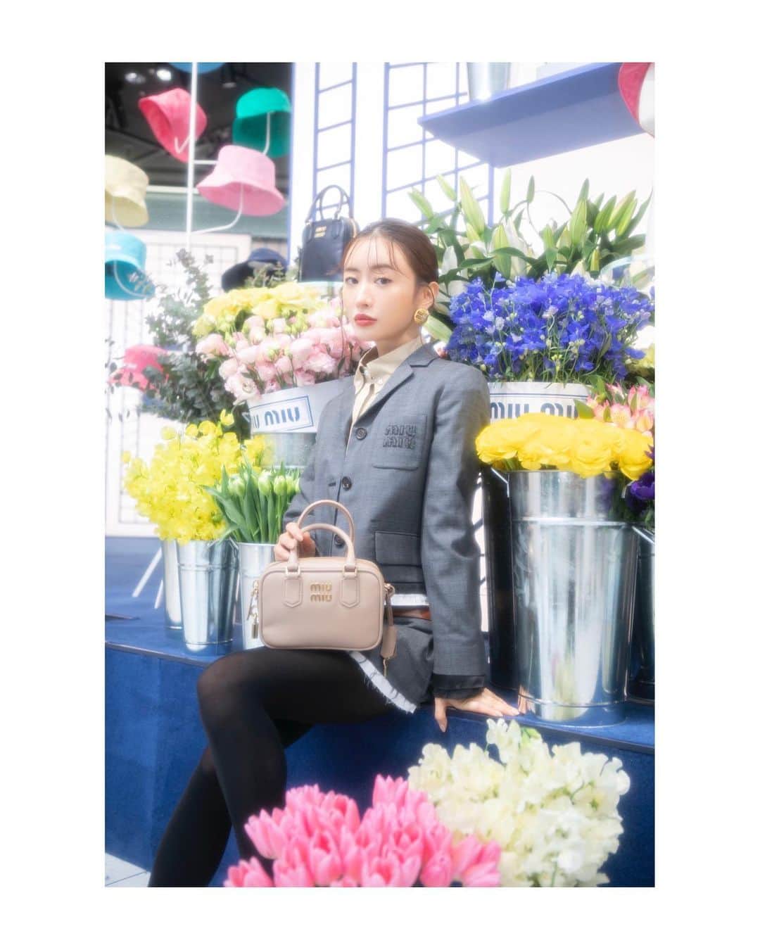 のインスタグラム：「🌸miumiu ✖︎ 2022 春夏コレクション🌸 『Secret Garden』until February 8 @miumiu  @isetan_shinjuku #IsetanShinjuku #thestage #MiuMiu PHOTO @mikitakahira  HAIR & MAKE-UP @kibeburu   tinyurl.com/2p9ex6v8」