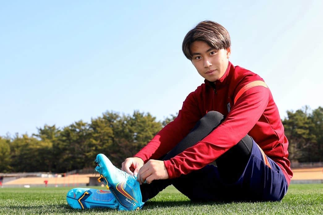 荒木遼太郎のインスタグラム：「. MERCURIAL VAPOR14 New Color‼︎  今年もNIKEを履いて戦います！  今回もカッコいいカラーでお気に入りです！  @nike  @nikefootball  #マーキュリアルヴェイパー14  #鹿島アントラーズ  #荒木遼太郎」