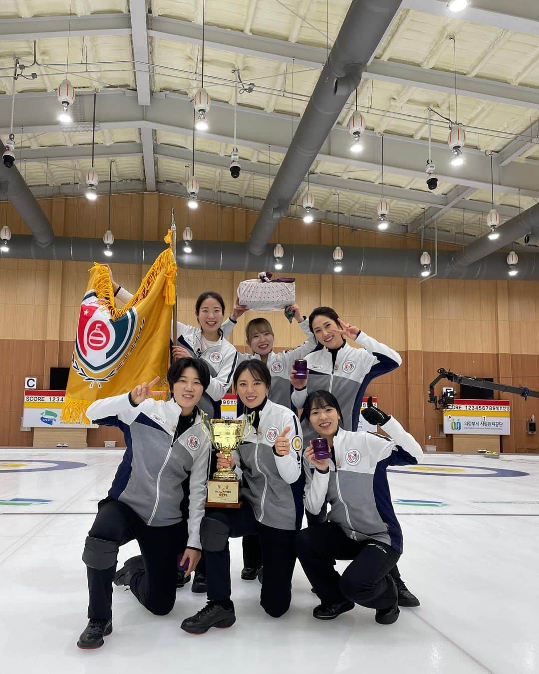 ユンチェヨンさんのインスタグラム写真 - (ユンチェヨンInstagram)「- 축우승🏆 같은 운동선수로써 지금보다도 더 밝게 빛날  #팀민지 진심으로 응원합니다🙌🙌 즐겁고 소중했던 추억만들어줘서 고마워요🙏 컬링최고!!  #자만이취미다 #김민지 #하승연 #김혜린 #컬링퀸즈 #스골파 #mbc」2月1日 22時46分 - cyyoon35