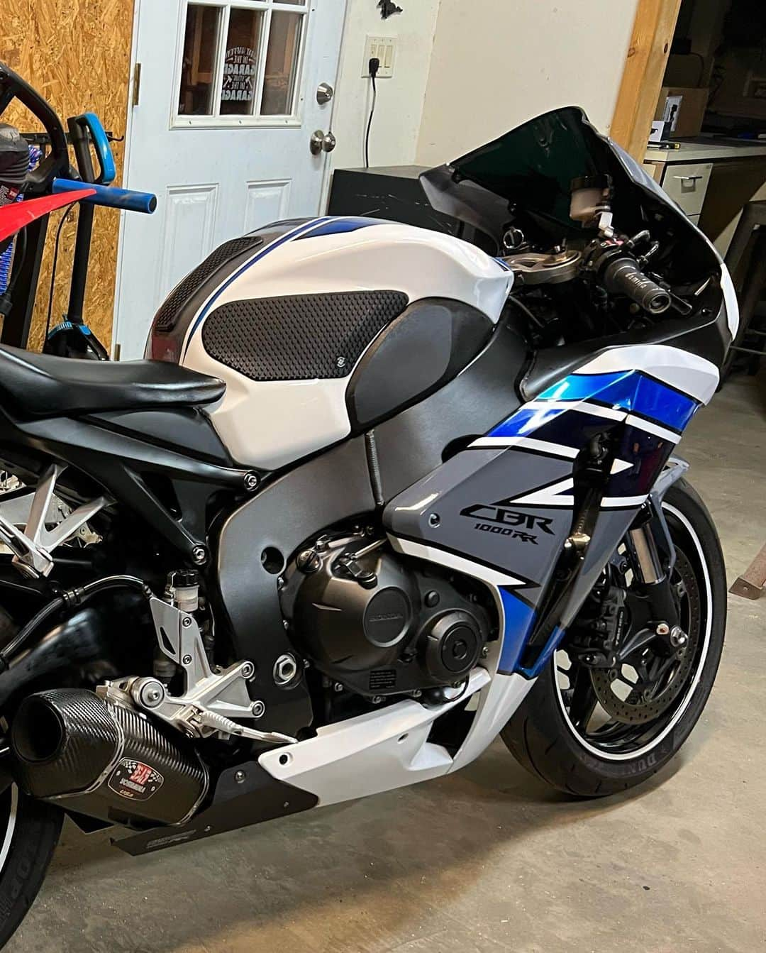 ギャビン・マッキントッシュのインスタグラム：「thanks for the kit @officialmonsterfairings turned out 💯」