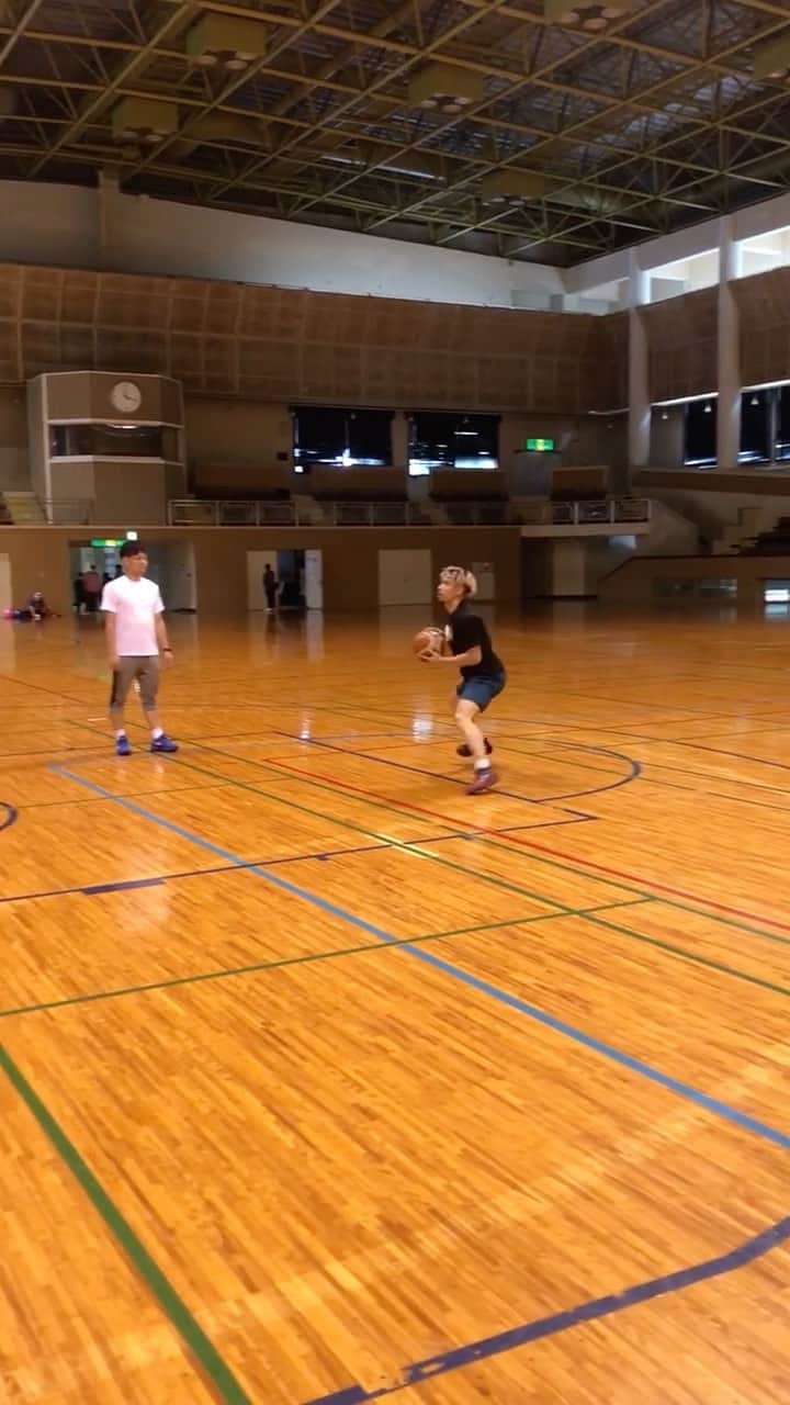 のインスタグラム：「数年前に初めてやってもらった動きでこの"感じ"。 脱力と瞬発、そしてリズム。  この"感覚"の持ち主は日本人にはそういないと思う。  試合になれば、これに爆発力が加わる。そうすると力強さやスピードは桁違いになる。  彼の魅力は沢山あるけど、個人的には日本人で1番パスの初動が小さく、そしてもっとも力強くパスをだせる選手。 この精度の"力強さ"と"爆発力"を持っているのは彼しかいないと思う。  あとは"キラーメンタリティー" 僕の中では日の丸を背負って欲しい1人です。 @narito7 🙏🙏🙏」