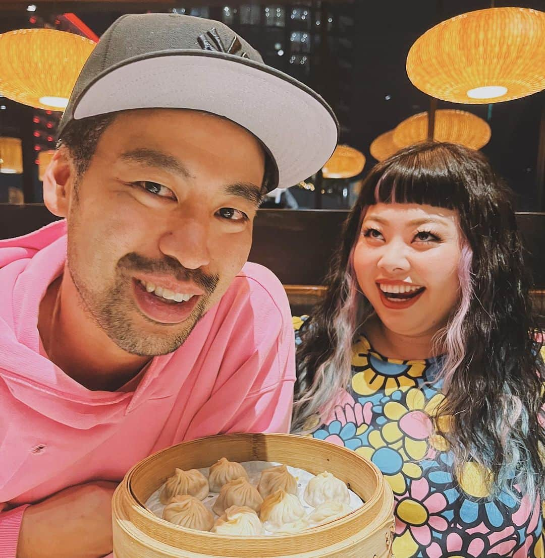 渡辺直美のインスタグラム：「鼎泰豊🇹🇼　(今週2回目) お店で食べる小籠包は やっぱり最高やで😭 ニューヨークに鼎泰豊が無いからLA来た時は必ず食べます🥰エビチャーハンが好き🥰(小籠包じゃないんかい)  ガチのおすすめはタロイモ小籠包！ 早く台湾に行ける日が来ますように🙏  食欲の目が一番怖い  I love Din Tai Fung.  Since it is not in New York, I will push the Xiaolongbao into my stomach to the limit.  #新年快樂 #遠近法 #ネロさん年男🐯」