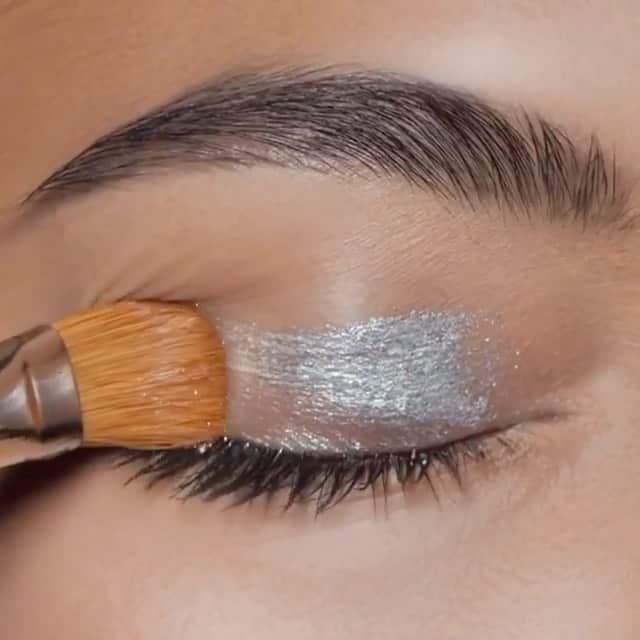 のインスタグラム：「Новый #MACTrend подсказывает, что не стоит делить мир на чёрное и белое. Особенно, когда есть идеальный серый цвет.  #EVENINGGRAY — это индустриальные металлические оттенки самых разных текстур. Например, ледяной сверкающий блеск жидких теней для век Dazzleshadow Extreme — Discotheque. Оцени тренд от 1 до 5.  #repost @maccosmetics_mex #MACCosmeticsRussia」