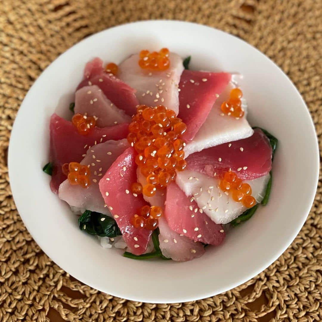 田中律子さんのインスタグラム写真 - (田中律子Instagram)「どーしてもマグロが食べたくて🐟大好きな魚耕　@uoko.official  でマグロセット❤️マグロたっぷり丼〜✨ほうれん草は胡麻和えにして、ご飯にのっけて、その上に、赤身とびんちょうトロを交互に彩りよく重ねて並べて、トッピングはイクラーー🤩ゴマもパラッとかけて完成ー👏👏👏  パパッと作れるし、見た目も華やかだし、味は言うことナシ🙌ふー、満足ーーー✨  残ったマグロは、3日の恵方巻きに使いまーす❤️また恵方巻きも写真アップしますね、あ、忘れて食べなければ🤭  #お取り寄せ  #おうちごはん  #マグロ丼  #魚耕 #めちゃくちゃ美味しい  #魚  #次は何を食べようかな」2月1日 16時55分 - ri2kotanaka