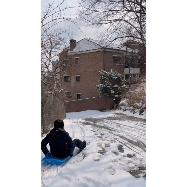 チョン・ヘヨンのインスタグラム：「🛷^^ 집 앞에서 쭈루룩」