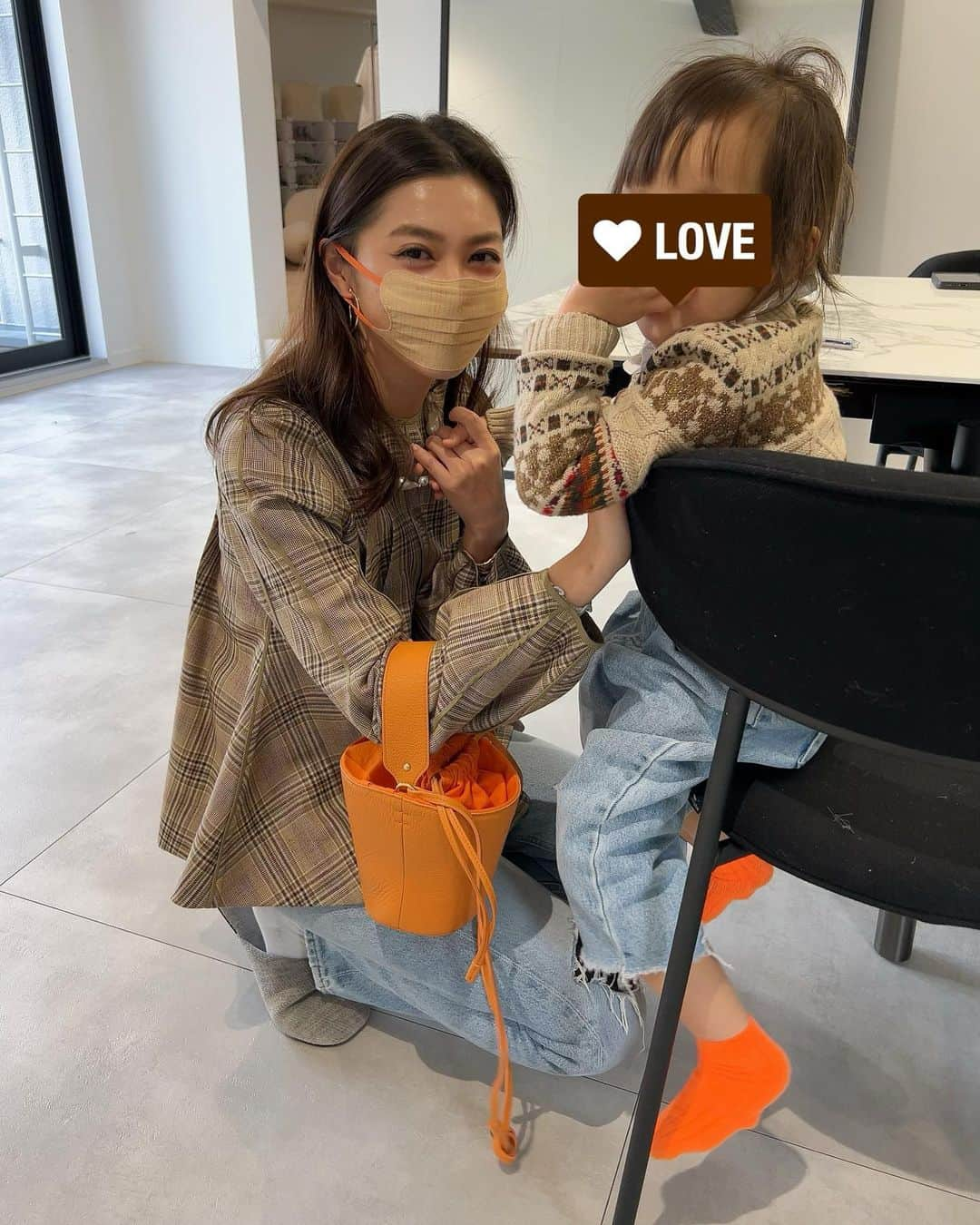 田中彩子さんのインスタグラム写真 - (田中彩子Instagram)「. 色のトーンを合わせて #親子コーデ 🧡 . tops...#blamink  jeans...#agolde  necklace...#jilsander  bag... @ayako_bag   2/4(FRI)PM10:00～⏰⚡️ 下記商品を　@ayako_bag  WEB STOREにて新発売＆再販売します❤️ . ▶︎Leather KINCHAKU WHITE(new) BLACK(new) BEIGE(new) BROWN(new) LEAF Green(new) TURQUOISE(new) CRETA . ▶︎Pottery Bag BEIGE BLACK ECRU SILVER TAUPE CAMEL PatentBLK . ▶︎ EcoSuedeToteBag[M][mini] SAND GrayBrown IVORY CAMEL KHAKI BLACK」2月1日 17時39分 - ayako_tanaka_