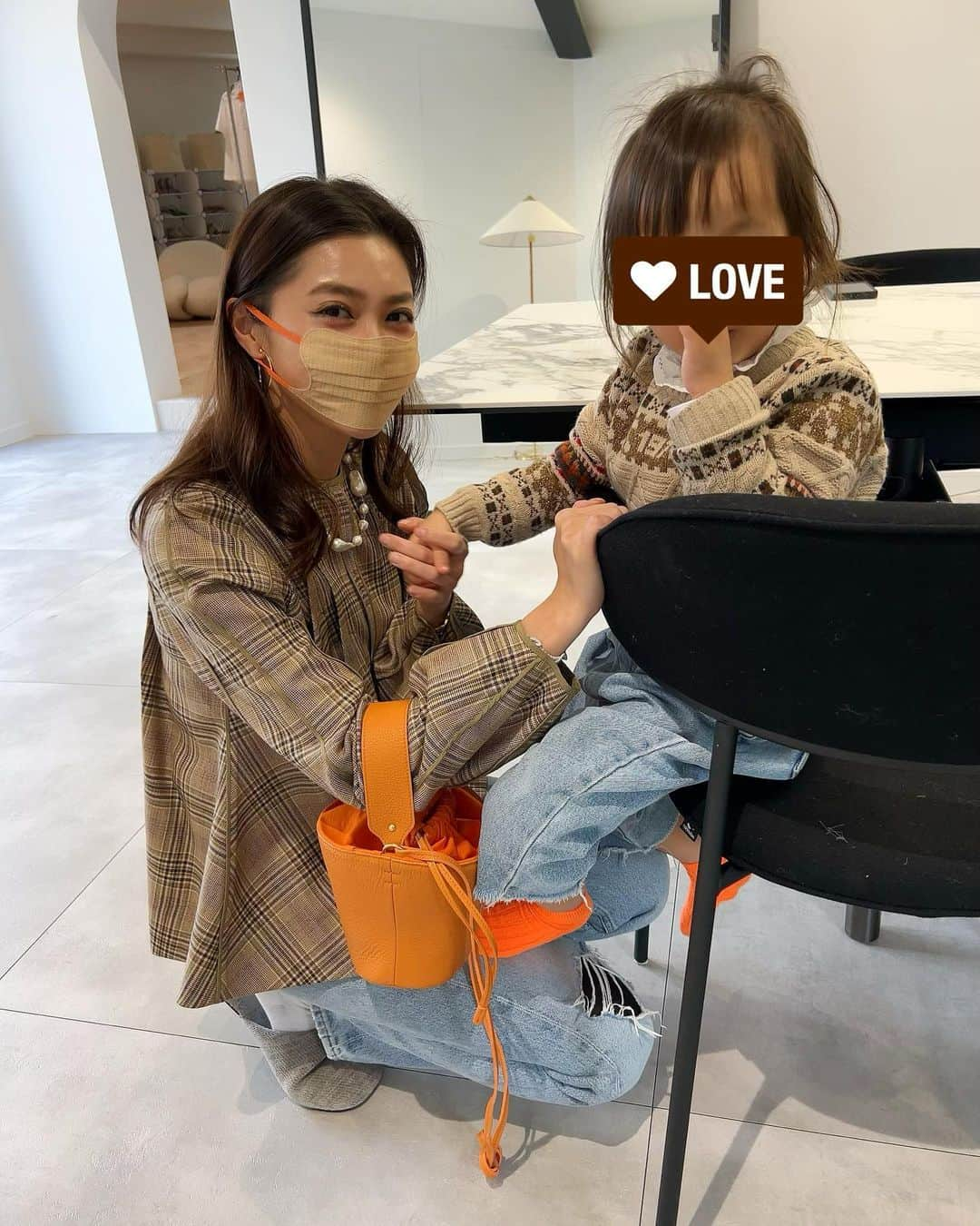 田中彩子さんのインスタグラム写真 - (田中彩子Instagram)「. 色のトーンを合わせて #親子コーデ 🧡 . tops...#blamink  jeans...#agolde  necklace...#jilsander  bag... @ayako_bag   2/4(FRI)PM10:00～⏰⚡️ 下記商品を　@ayako_bag  WEB STOREにて新発売＆再販売します❤️ . ▶︎Leather KINCHAKU WHITE(new) BLACK(new) BEIGE(new) BROWN(new) LEAF Green(new) TURQUOISE(new) CRETA . ▶︎Pottery Bag BEIGE BLACK ECRU SILVER TAUPE CAMEL PatentBLK . ▶︎ EcoSuedeToteBag[M][mini] SAND GrayBrown IVORY CAMEL KHAKI BLACK」2月1日 17時39分 - ayako_tanaka_