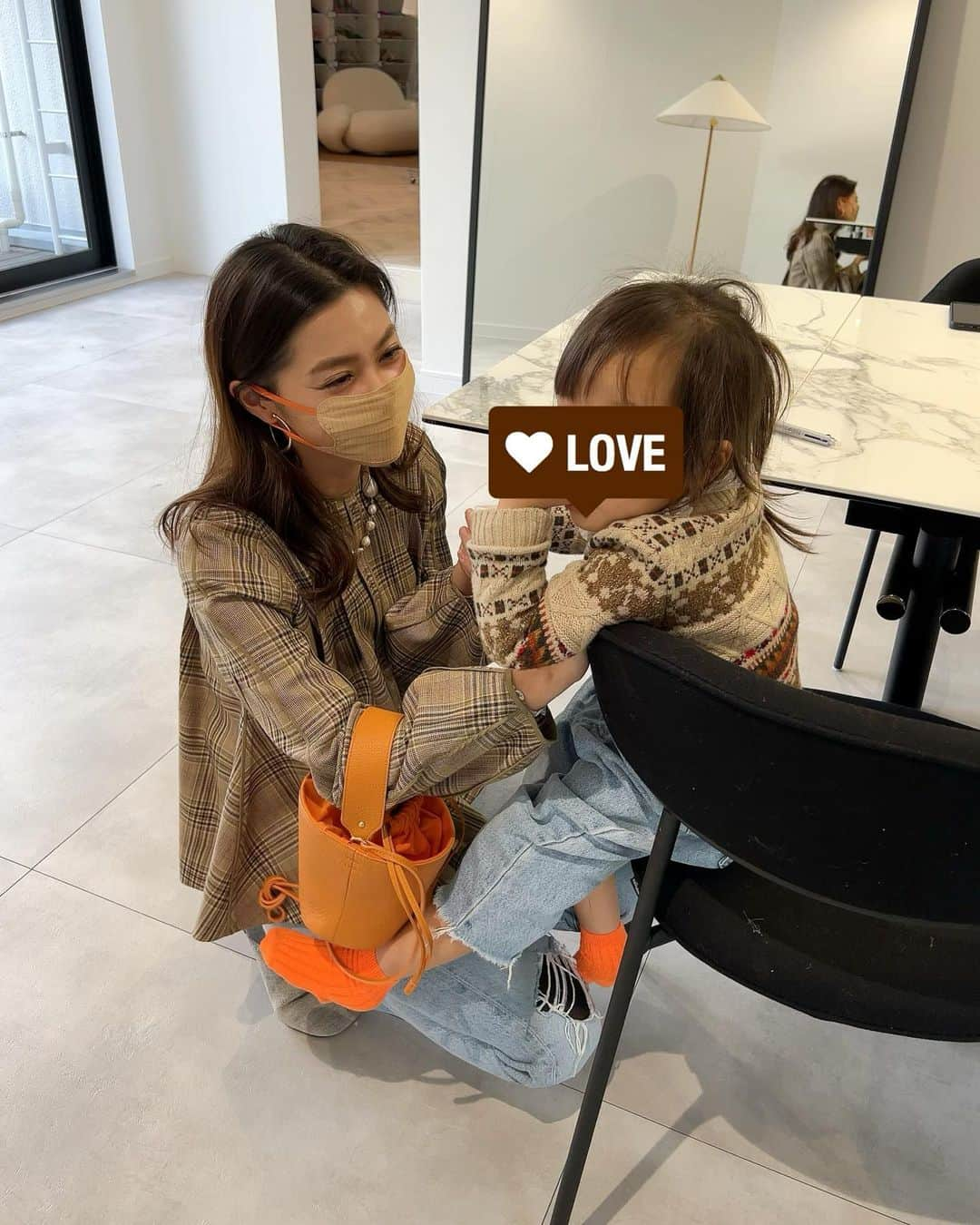 田中彩子さんのインスタグラム写真 - (田中彩子Instagram)「. 色のトーンを合わせて #親子コーデ 🧡 . tops...#blamink  jeans...#agolde  necklace...#jilsander  bag... @ayako_bag   2/4(FRI)PM10:00～⏰⚡️ 下記商品を　@ayako_bag  WEB STOREにて新発売＆再販売します❤️ . ▶︎Leather KINCHAKU WHITE(new) BLACK(new) BEIGE(new) BROWN(new) LEAF Green(new) TURQUOISE(new) CRETA . ▶︎Pottery Bag BEIGE BLACK ECRU SILVER TAUPE CAMEL PatentBLK . ▶︎ EcoSuedeToteBag[M][mini] SAND GrayBrown IVORY CAMEL KHAKI BLACK」2月1日 17時39分 - ayako_tanaka_