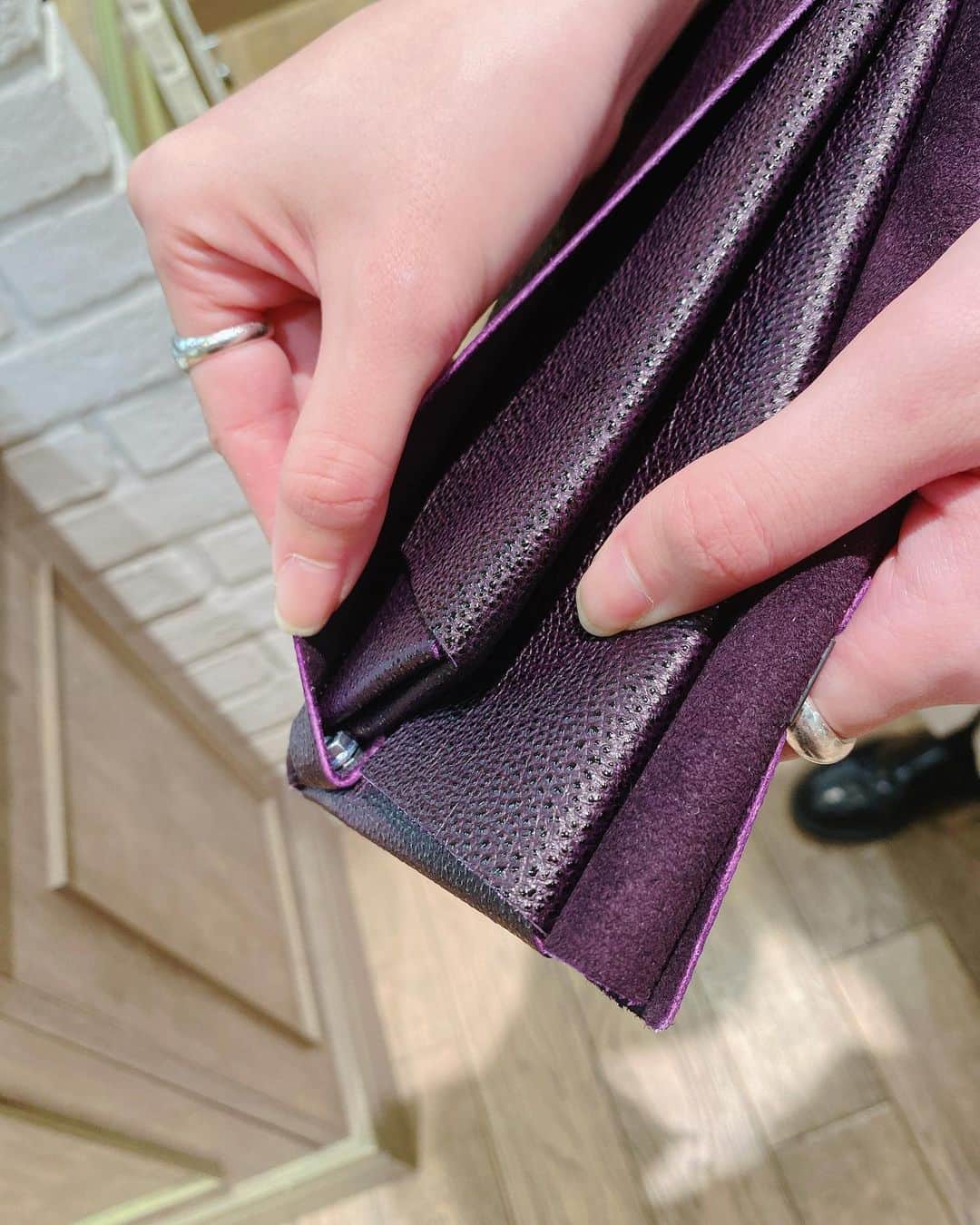 道岡桃子さんのインスタグラム写真 - (道岡桃子Instagram)「かわいいお財布💕  財布が壊れてしまったので、東急プラザ銀座にあるお財布屋さんに行ってきました✨  兵庫県姫路市で手作りされているというお財布がたくさんありました。財布に使われているネジは東京スカイツリーと同じもので頑丈！牛革はもちろん、珍しいウナギの皮のお財布もありました（精がつきそう笑）  和装が多い人や、人と被りたくない人におすすめです！！！👛  私はキラキラのものにしました✨  #アナウンサー #お財布 #銀座 #東急プラザ銀座 #手作り#姫路 #鰻 #牛 #金 #うなぎ pr @nonoyes_shosa #兵庫県出身 #nonoyes #銀座所作 #所作 #所作財布 #革財布 #レザー財布 #牛革財布 #革製品 #ハンドメイド #ginza #tokyo #gold #instagood」2月1日 17時56分 - momoko_ana
