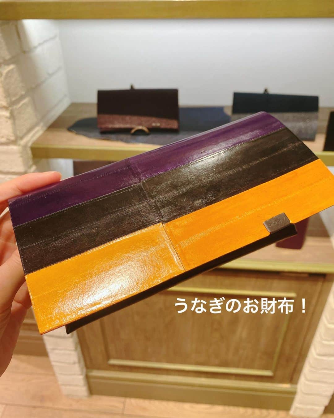 道岡桃子さんのインスタグラム写真 - (道岡桃子Instagram)「かわいいお財布💕  財布が壊れてしまったので、東急プラザ銀座にあるお財布屋さんに行ってきました✨  兵庫県姫路市で手作りされているというお財布がたくさんありました。財布に使われているネジは東京スカイツリーと同じもので頑丈！牛革はもちろん、珍しいウナギの皮のお財布もありました（精がつきそう笑）  和装が多い人や、人と被りたくない人におすすめです！！！👛  私はキラキラのものにしました✨  #アナウンサー #お財布 #銀座 #東急プラザ銀座 #手作り#姫路 #鰻 #牛 #金 #うなぎ pr @nonoyes_shosa #兵庫県出身 #nonoyes #銀座所作 #所作 #所作財布 #革財布 #レザー財布 #牛革財布 #革製品 #ハンドメイド #ginza #tokyo #gold #instagood」2月1日 17時56分 - momoko_ana