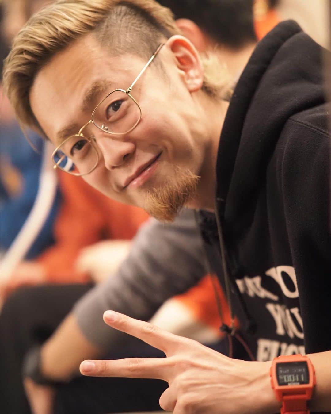 MC TAKAのインスタグラム：「お酒辞めました🤓 実は密かに禁酒して1ヶ月経ちます。  理由はとても単純で、今年1年間もっとストイックに自分のSNS活動に集中するためです。  お酒を飲むとその日はもう何もできなくなりますし、何より飲み始めるとイケるとこまでイッちゃうので次の日の生産性が目に見えて下がります🦥 （一緒に飲む人はよく分かってると思います…）  大きな成功を手にしている方々を見ると、彼らのストイックさは自分のそれとは比べ物になりません🙏 去年1年間は自分を律する事が出来ず彼らのレベルまで到達できなかったため、何かを犠牲にしないと届かないと思い、お酒を選びました。 という事を1月1日にもう考えてました😂  ただし祝いの席や旅行など、超特別な日は自分を許そうと思います🍸 それも気が乗ればですが笑  辞める期間もたかだか1年です👍 お酒は飲まなくても酒の席は全力出席しているので気にせずお誘いください！ 多分酔っているあなたよりも終始テンション高いし喋ります🤤  今年はいきなり体調崩してスロースタートになってしまいましたが、全力で走り切ろうと思うので皆様変わらず応援のほど宜しくお願い致します！  大学生の英語力検証が飽きられても既に次の2歩分はプランニング出来ているので、それも楽しみにしていてください🤓  📸 @cocoshu_plum  #MCTAKA」