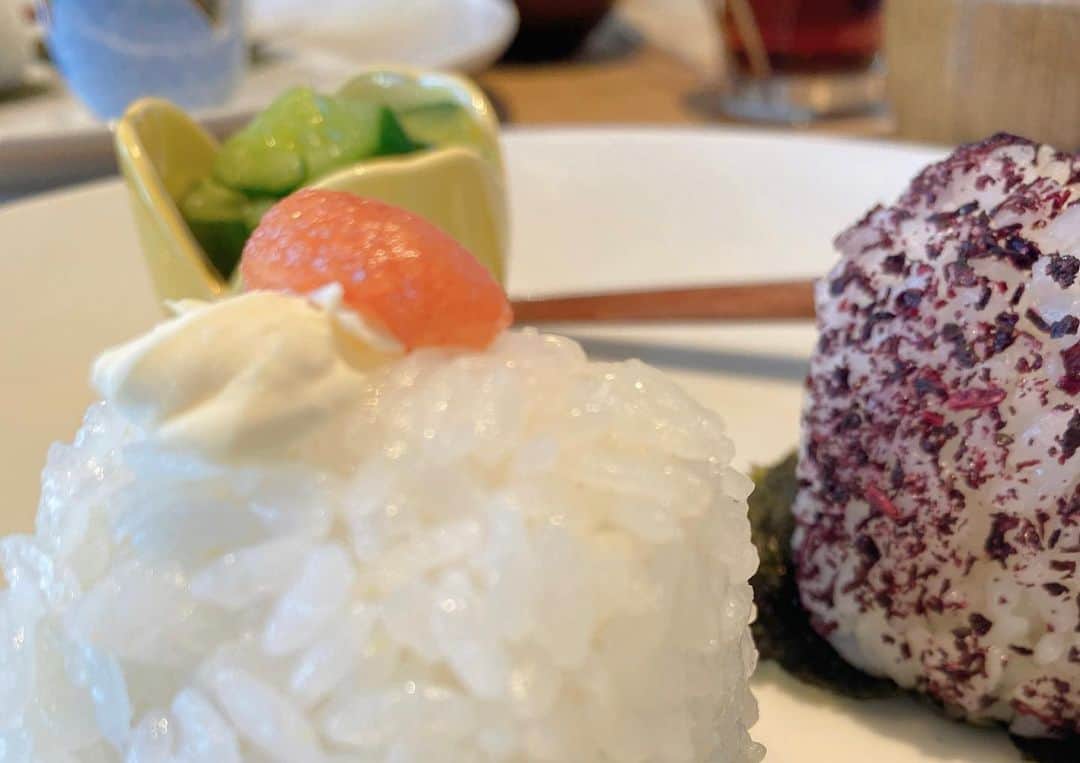 梅本理恵さんのインスタグラム写真 - (梅本理恵Instagram)「2月やなぁ。 今日はおにぎりでスタート🍙♡ @onigily_cafe   すきな食べ物、白米！！ おにぎりはもっとすき。  はー♡感謝。  #おにぎり #おにぎりの具 #おにぎり朝食 #おにぎり好き #白米サイコー #中目黒カフェ #中目黒ランチ #nakameguro #nakamegrocafe #ほっこりごはん #ほっこり #癒し空間 #美容 #美活 #朝活カフェ #はんなりします #おいしいな #美魔女 #梅本理恵 #感謝のごはん #ごちそうさまでした #ありがとう ❤️」2月1日 18時13分 - rie___12ki