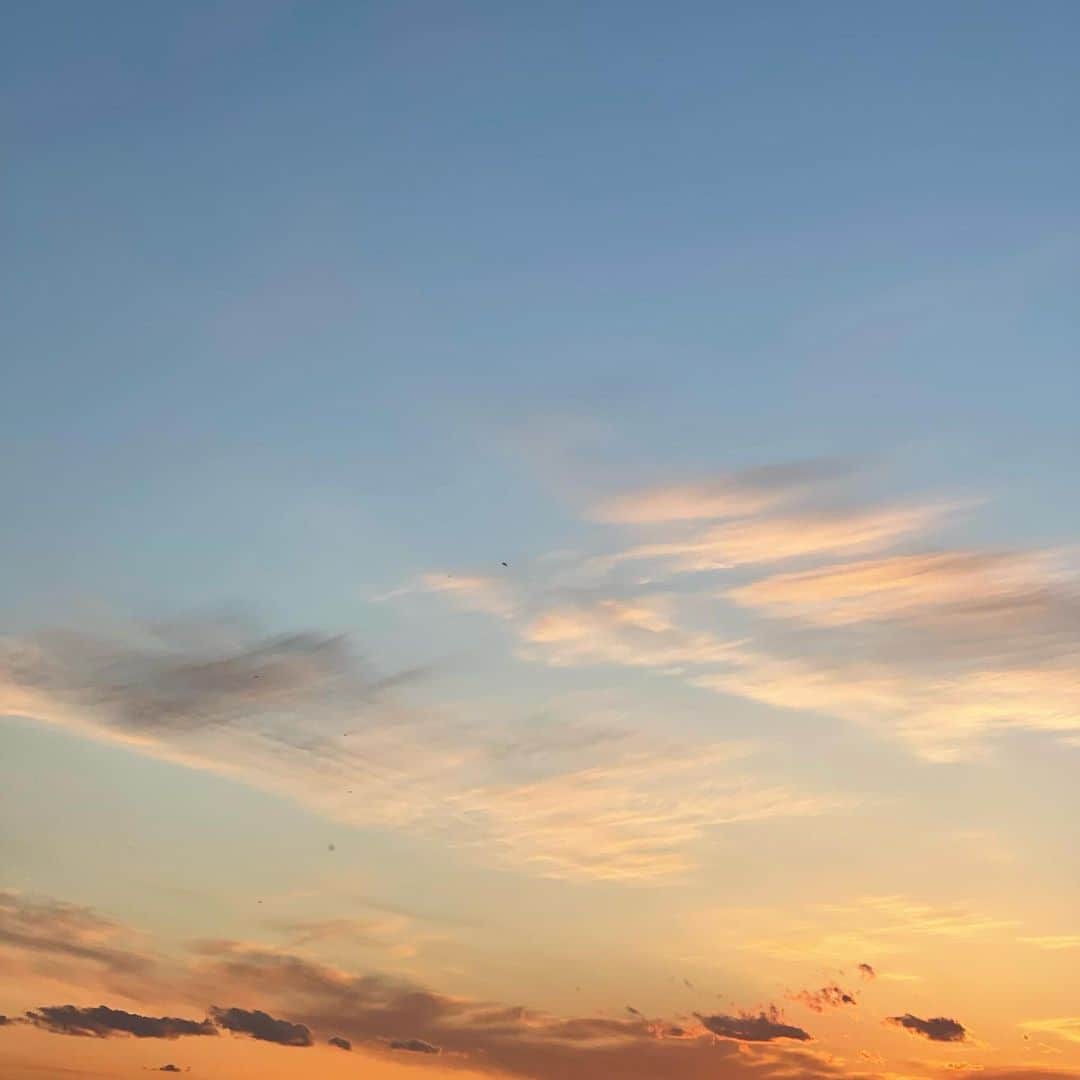sioneのインスタグラム：「穏やかに過ごせますように  #sky #sunset」