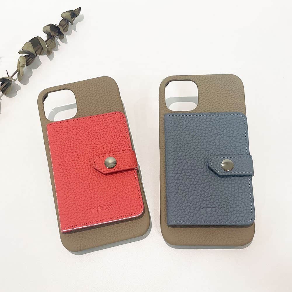 caseplayのインスタグラム：「FOXSTORE から新発売！  本革を使用しているスマホケース  FOX - Pocket Wrap Case 2-Tone  水や傷に強いタフさが特徴の Shrunken Calfの革素材を使用しています。  革素材の中では水気にも比較的強く、 お手入れも簡単。  色合いを長く保てるのも シュランケンカーフの魅力です。  シンプルなデザインがとても上品で 幅広い年齢層の方々にお使いいただけます。  公式オンラインショップ (@fox.inc_store ) ↑プロフィールから、 是非チェックしてみてください◎  世界中の心躍るiPhoneケース/スマホケース デジタルアイテムをお届けしてます。  ************************** 1枚目写真 (左) COLOR：Light Gray / Baby Blue (右) COLOR：Light Gray / Pink  PRICE：￥13,200 - in tax  対応機種：iPhone 13  その他機種のご用意もあります◎ ************************** #shrunkencalf  #caseiphone #iphone13 #本革バッグ  #ブランドケース  #レザー  #おしゃれさんと繋がりたい  #followme」