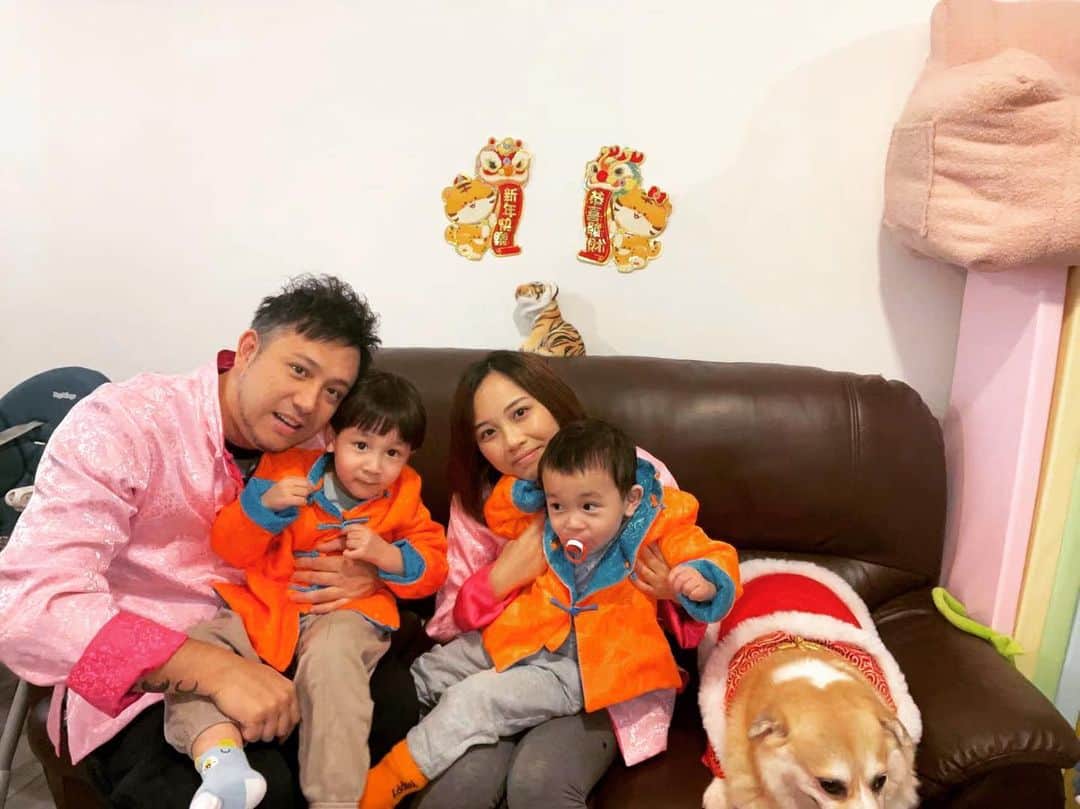 スティーブン・チョンのインスタグラム：「張氏一家祝大家新年快樂身體健康」