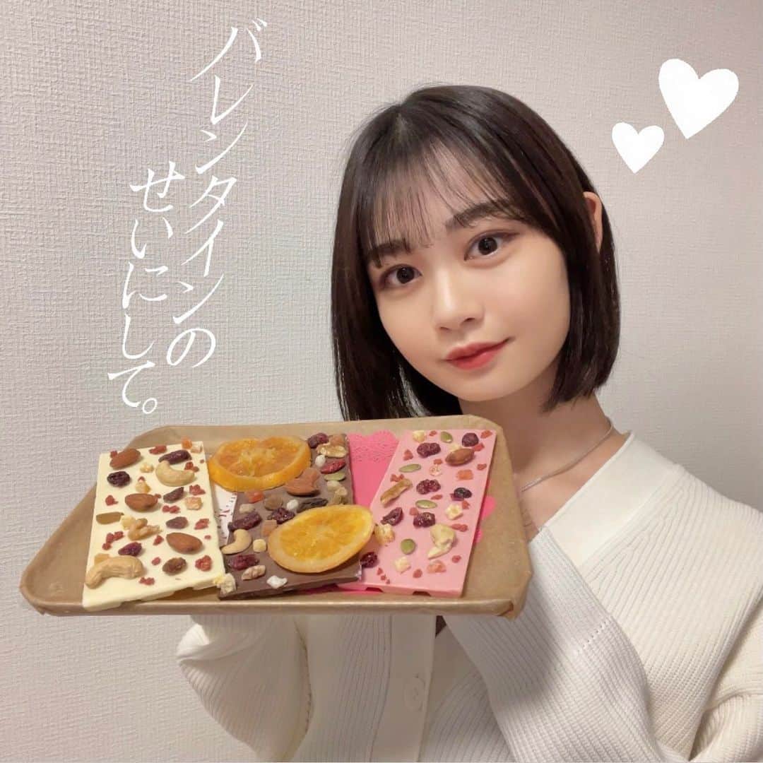 安村真奈のインスタグラム：「バレンタインのせいにしてガーナを可愛くデコってみました🍫♡  ドライヤーで軽くチョコを溶かして、そこにドライフ ルーツやナッツを置くだけの簡単作業でこんなに可愛いチョコができるなんて💭  1人でも出来ちゃうし、家族やお友達と一緒に作っても楽しいと思います🤍  私のお気に入りの組み合わせは、ピンクチョコレー ト×ナッツ🥜 程よい甘さになって、とっても美味しかったです!  皆さんも可愛くデコって、素敵なバレンタインにし ちゃいましょう~!!💓  #バレンタインのせいにして  #ドライヤーガーナ  #ガーナ  #pr」