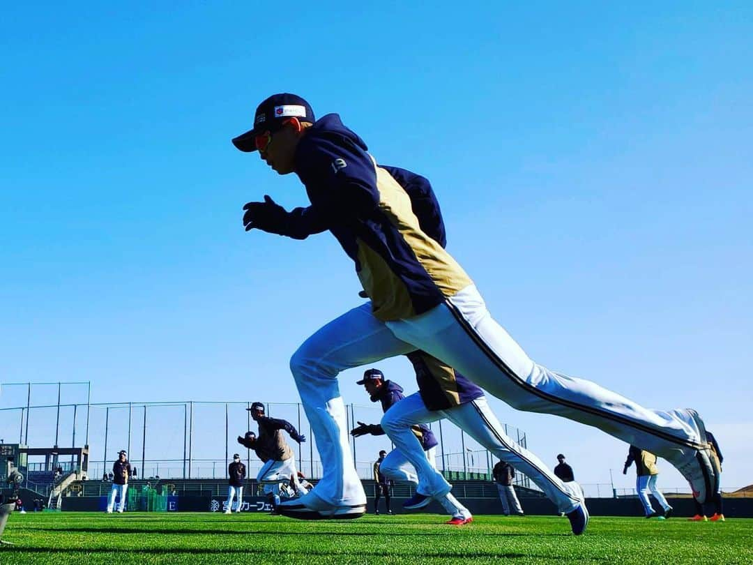 山岡泰輔さんのインスタグラム写真 - (山岡泰輔Instagram)「⁣ キャンプ初日お疲れ様でした🥶⁣ 楽しく1ヶ月レベルアップ出来る様に頑張ります！！⁣ ⁣ 仁藤さんがエモい写真くれたので🤩⁣ エモいの使い方あってんのかな笑⁣ 違ったらごめんなさい🙇‍♂️⁣ ⁣ #エモい写真 #エモいってなに #使い方教えて」2月1日 18時38分 - yamaokataisuke__official