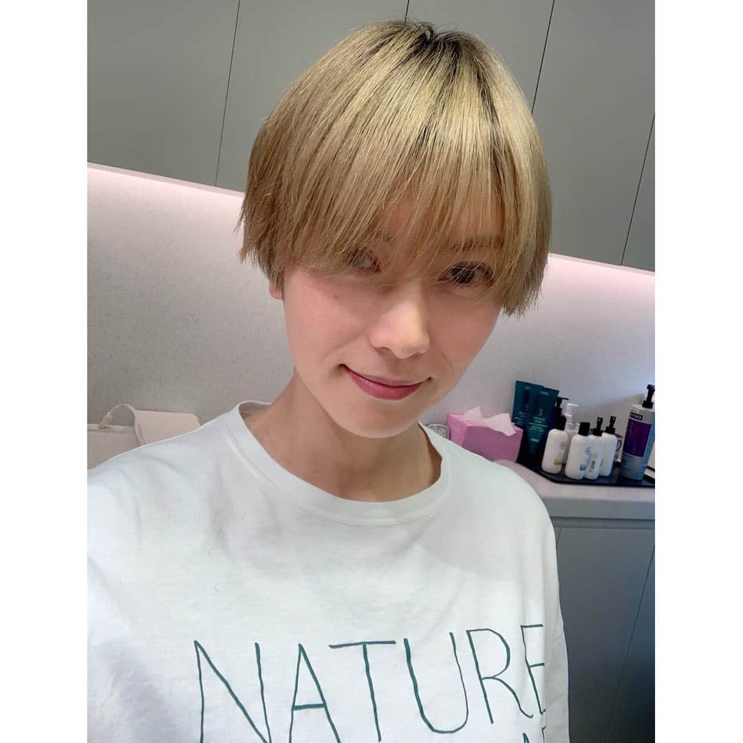 柴咲コウのインスタグラム：「【冬眠から目覚めました🐻】  久方ぶりの投稿   1月はたっぷり冬眠しました。  さて、新たな撮影が始まります。  #newhair #newhaircolour #blondehair #shorthair #髪明るくすると #服の好みも変わる #あるある」