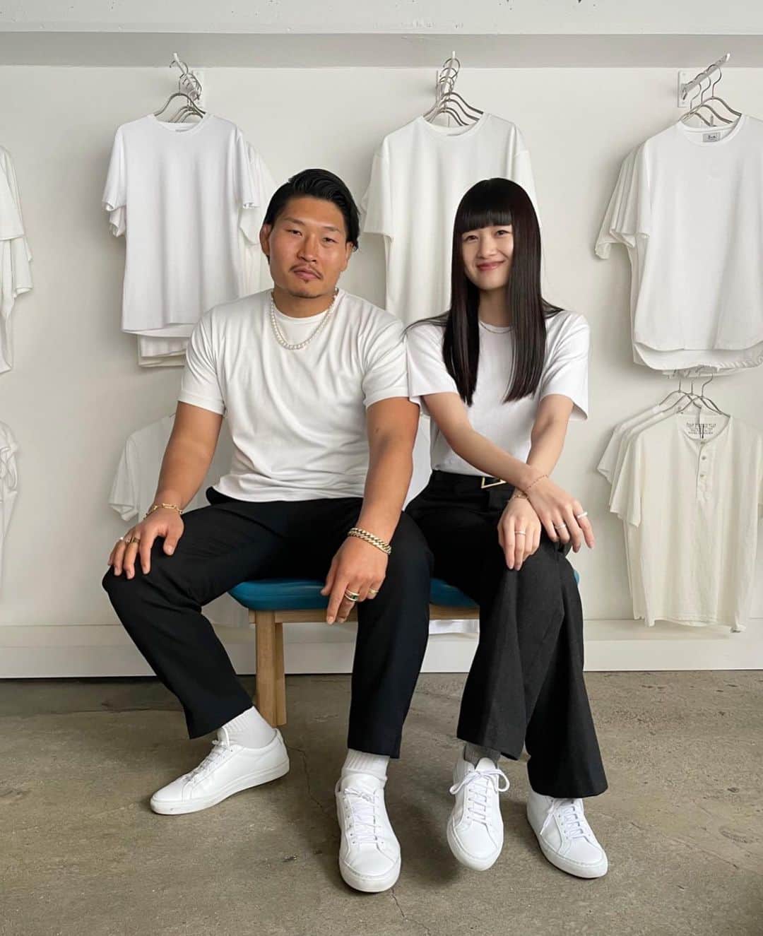 新井貴子のインスタグラム：「🤍  この度、私がアパレル部門にてディレクターを務める「H-Pole」 @hpoleofficialが本格始動します。  モデルを始めた頃、キャスティングへ行く際はほぼ毎回Tシャツにスキニー。私にとってTシャツはシンプルでいつでも気軽に着られる、だけど個性も出したい、、そう思える大切なファッションアイテムの一つ。 だからこそ、いつか自分がこれだ！と思うTシャツを作りたいという想いがずっとありました。  生地もパターンも０から拘り、幾度の試作を重ねて、これだ！と思える究極の一枚に仕上がりました。ご協力くださったチームに心から感謝します。 カシミヤのような滑らかな肌触りと、コットン100%でケアをしやすいながらにも高級感を表現しています。 季節的にはまだ少し早いですが、、是非一度手に取ってみて欲しいです✨  2月5日（土）より白T専門店 #FFFFFFT で限定販売！ 詳細は @fffffft_sendagaya からのお知らせをチェックして頂けると幸いです❣️  Thanks to  @hpoleofficial @fffffft_sendagaya @shirothunter 🤍🤍🤍」