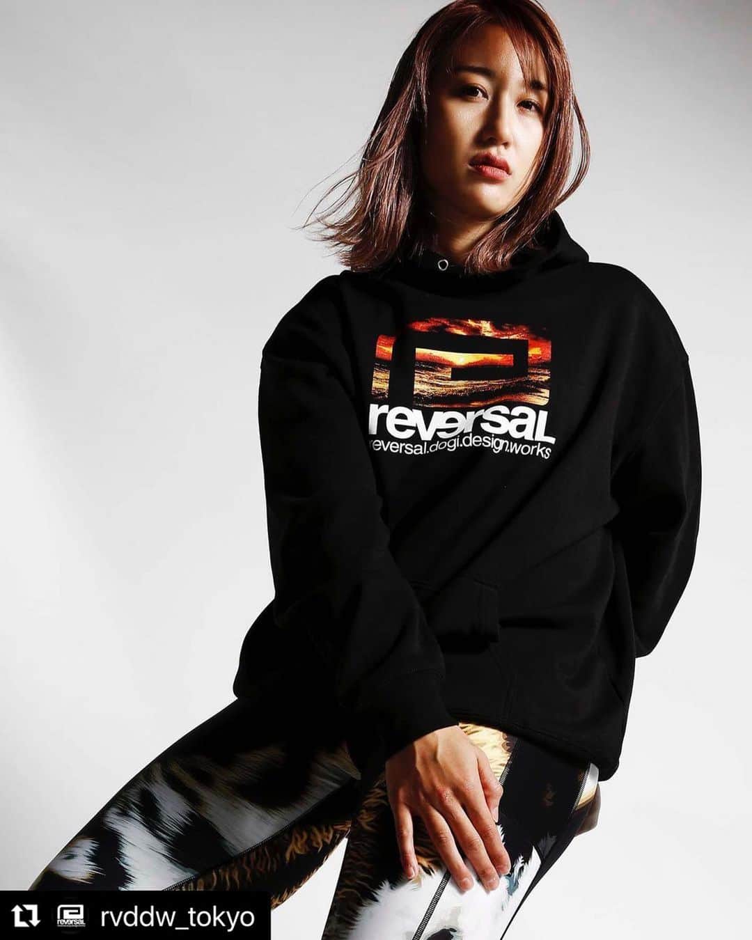 杉山しずかのインスタグラム：「#Repost @rvddw_tokyo with @make_repost ・・・ SUNSET BIG MARK HOODY #hoody #hoodie #logo #22ss #collection #rvddw #tokyo #japan #apparel #sports #brand #workout #activewear #gymwear #martialarts #mma #jiujitsu #karate #kickboxing #grappling #wrestling #kungfu #rugby #run #running #athleisure」
