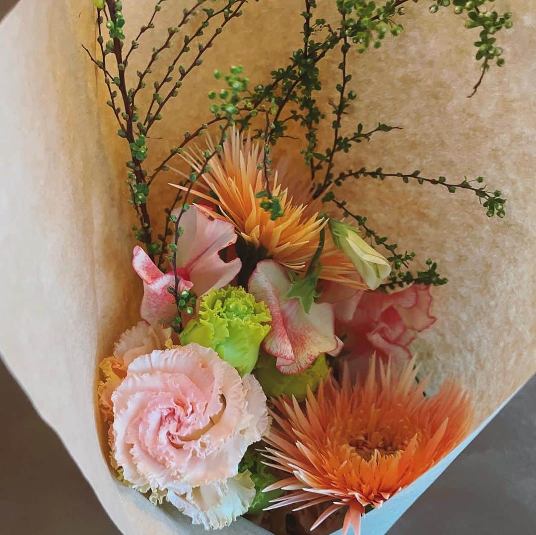 小澤陽子さんのインスタグラム写真 - (小澤陽子Instagram)「𝐹𝑒𝑏𝑟𝑣𝑎𝑟𝑦…👹💝  ２月といえば、節分・バレンタイン というイベントがありますね ☻✳︎  毎月幼馴染に頼んでいるお花も、 センスに任せているのですが、春らしくなってきました🌸 花の香りが部屋に漂って癒されます…🥰  嬉しい楽しい🖌💐 外に出る時間が少なくても、 あちこちに小さな幸せを発見するようにしています😆❤︎  #節分 #気が付けば #２月 #あっという間です。」2月1日 19時20分 - yoko.ozawa729