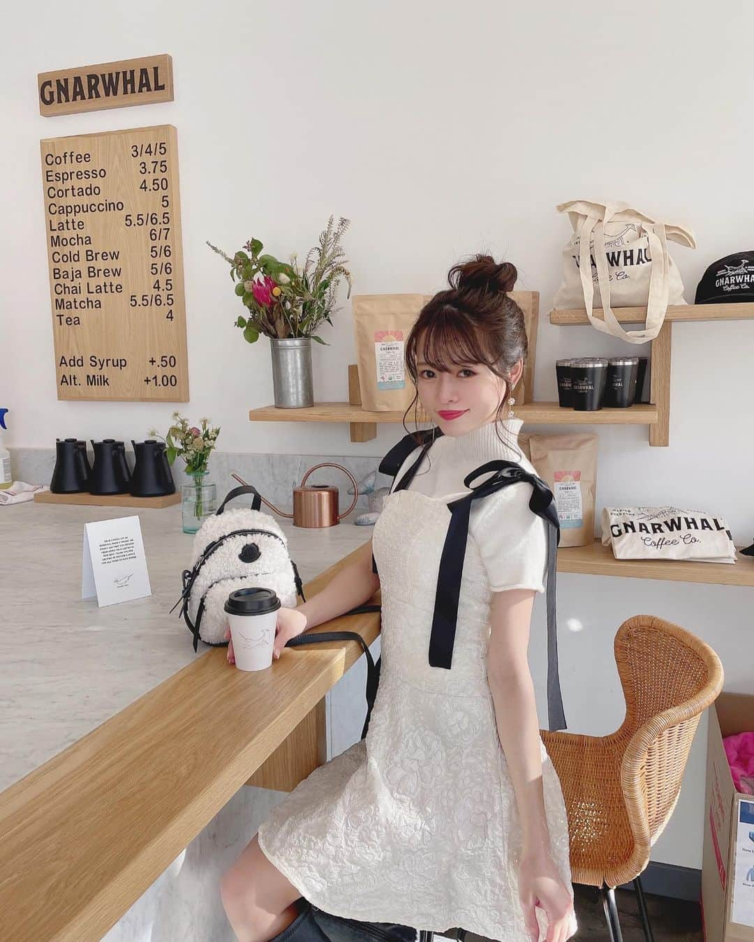 Isakoさんのインスタグラム写真 - (IsakoInstagram)「可愛いカフェ見つけた🫖💓 　 GNARWHAL☕️Coffee Co. ナチュラルな感じが可愛い💓 チャイを飲みました🥰 最近チャイばかり飲んでいる気がする、、🤔 　 この可愛いお洋服は @shopcider 🎀 日本からも購入できるはず💫  　　 dress @shopcider  bag @moncler      I found a wonderful new coffee spot. Super charming interior, lots of outdoor seating, too. Good chai latte. It will bring me back for more - and I can't wait to try others and sample the pastries💓 　 　 　 #cider#shopcider#ribbon#moncler#お団子ヘア#お団子アレンジ#カフェ巡り#カフェ部#チャイラテ#カウンター#リボン#セレクトショップ#santamonica#losangelesgraffiti #losangelesmodels#losangelesmodel#losangeles_la」2月1日 19時18分 - ichaaako