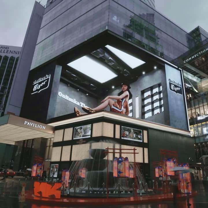 Onitsuka Tigerのインスタグラム：「A lovely tiger illuminates the Pavilion Kuala Lumpur, Malaysia to celebrate #YearofOnitsukaTiger #OnitsukaTiger」
