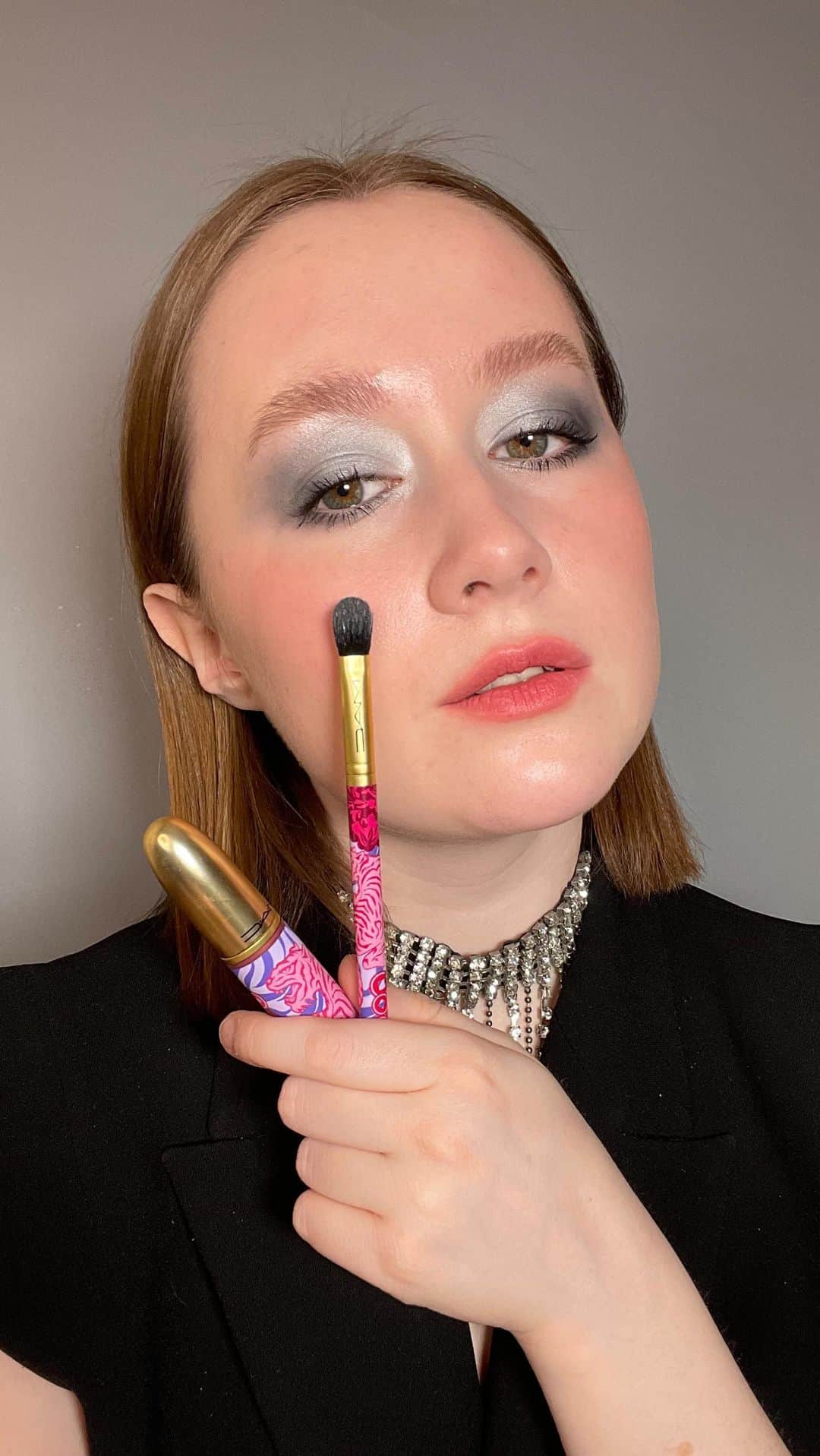 のインスタグラム：「Визажист @miss.belova устроила индустриальную революцию — в прямом эфире показала, как создать макияж в тренде #EVENINGGRAY. Скорее смотри запись и пиши нам в Директ за списком продуктов и секретным промокодом на покупки 😉  #MACCosmeticsRussia」