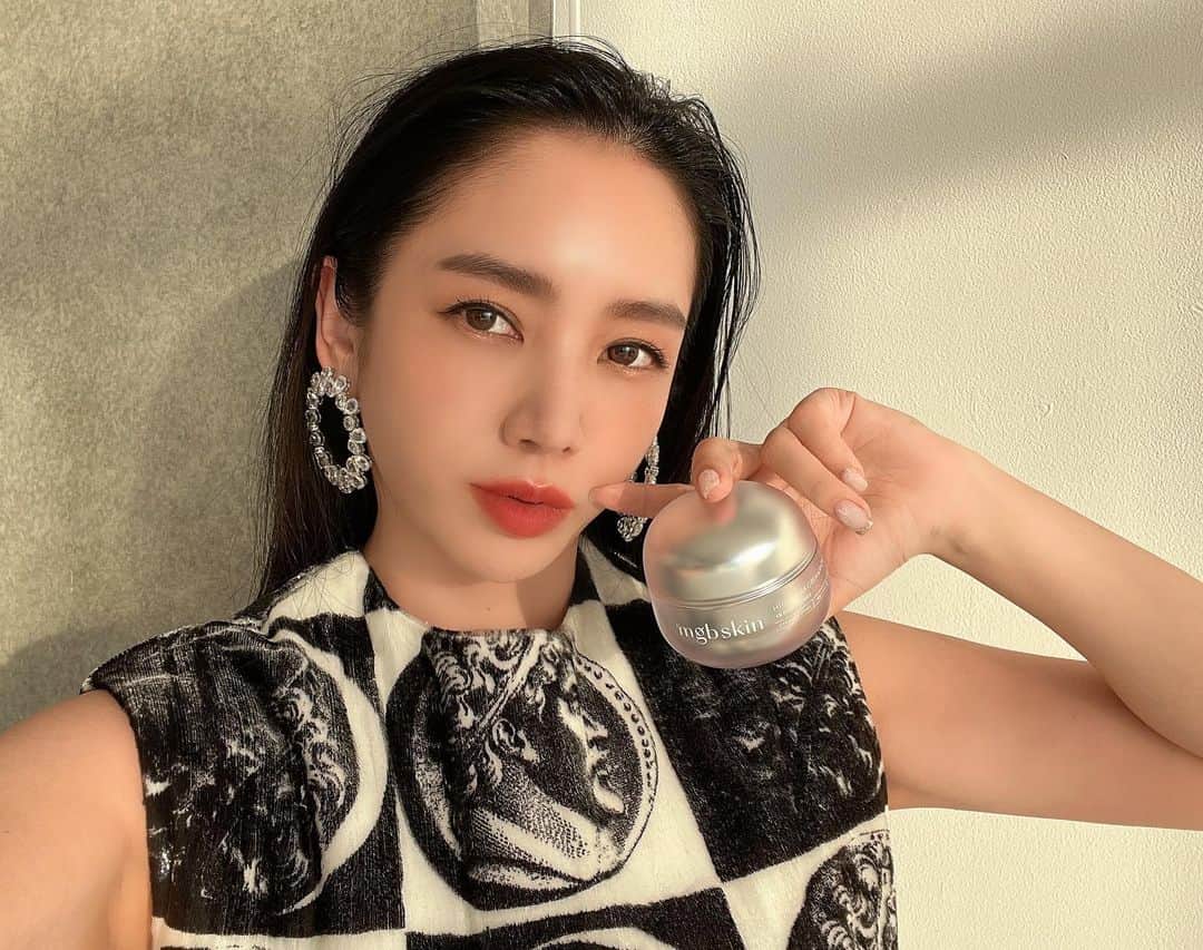 megbabyのインスタグラム：「새해 복 많이 받으세요❤️韓国では今日から旧正月ですね🧧✨  韓国の工場はお休み中ですが、megoodチームは今日も忙しく働きました🥺✨  #財閥オンマクリーム ことハイセラクリームライト&リッチ💎そろそろみんなの感想が届き始めていて毎日幸せな気分に浸ってます😚💕(みなさんから届いた感想はストーリーズのハイライトにも残しています💌)  私のおすすめのつけ方✨追いリッチ✨もみんな試してくれてるみたいで報告いただいてます🥺💓  お風呂上がりにハイセラクリームリッチまでスキンケアを済ませてから。。🧖‍♀️寝る直前にさらにハイセラクリームリッチを重ね塗り🤍🤍追いリッチをすることでさらに鉄壁保湿できます！残ったクリームは指先まで重ね塗りをお忘れなく💅🏻  感想やご質問などあればどんどんコメントしてね🥺📝  #megoodbeauty #mgbskin」