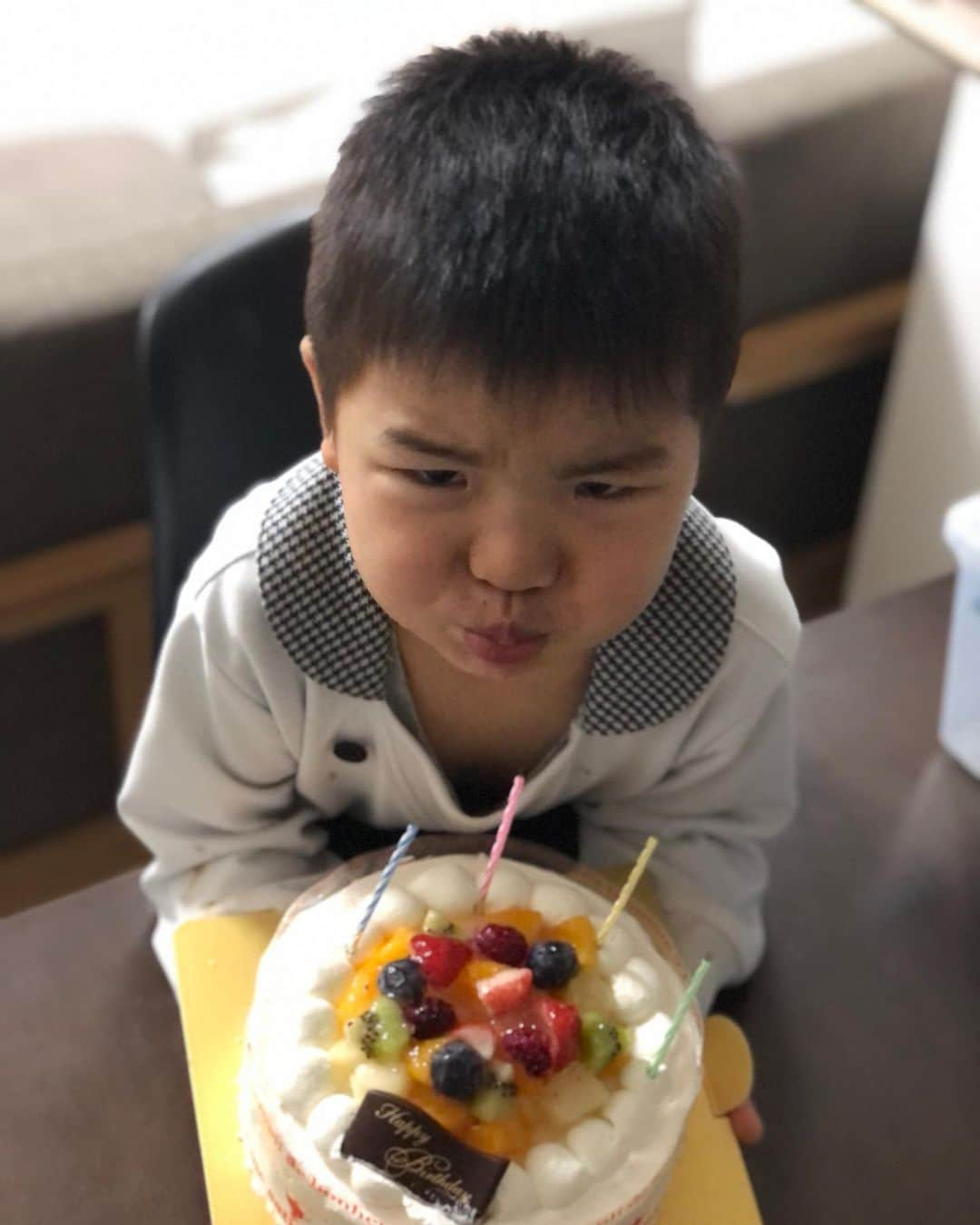 竹下佳江さんのインスタグラム写真 - (竹下佳江Instagram)「#お誕生日おめでとう #4歳になりました #わんぱくぼうや #兄弟仲良くね #大好きだよ  パパがキャンプに行く前にお祝い🎂してくれて笑顔いっぱい😊 当日はみぃさんから頂いた🎂でお祝い✨ わんぱくがとまりません笑笑😂 そしてパパ高知へ旅立つ🛩 キャンプイン⚾️」2月1日 19時59分 - takechanman0318