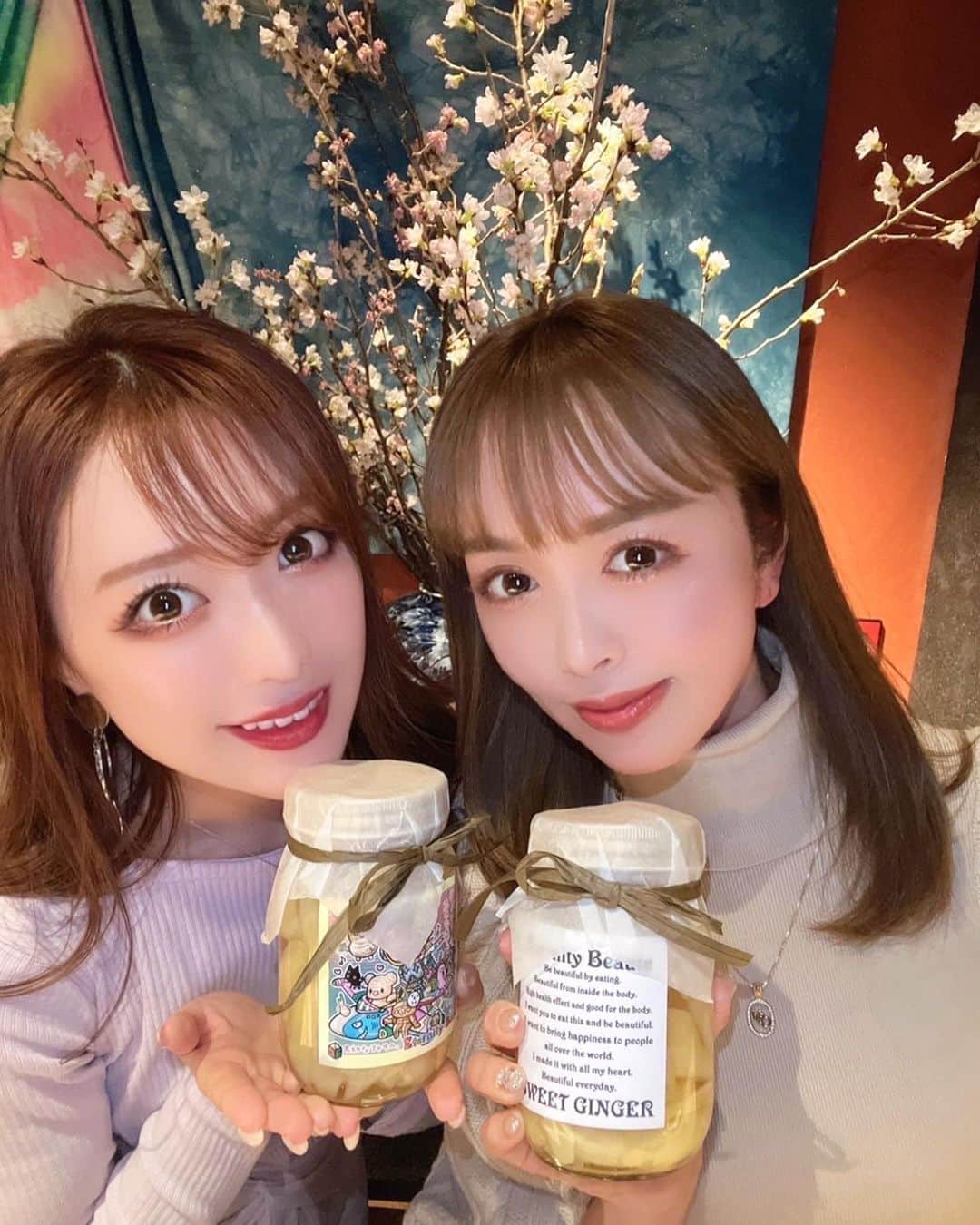 板橋瑠美さんのインスタグラム写真 - (板橋瑠美Instagram)「大大大好きなお店にやっと…♡ ⁡ ⁡ ファンになってから4年♡ ⁡ 熟成寿司というものを初体験した、会員制熟成寿司の和心へ、 ずっと行きたかったんだけどなかなか行けてなくて、 最後去年の夏？！ぶりです❤️ ⁡ ⁡ やっと来れたー！！！ ⁡ 安定の美味しさにとろけたーーーー💕 幸せすぎて目がもうなくなるくらいw ⁡ ペアリングで飲みやすい日本酒🍶でくいっとやりながら、 実にうまみ成分が濃く濃厚な舌触りの熟成寿司🍣をいただき、おりさと幸せな新年会をしてきました☻ ⁡ 和心は、会員制なんだけど、LINE@登録するだけなので、どなたでもなれます♡ ⁡ ⁡ ストーリーにLINE@着いてるので是非是非💕 ⁡ ⁡ ⁡ そしてなにより、和心といえば、最高な生姜‼︎ ⁡ ここの生姜は、生姜の芽を使ってて、食感も味も甘酢で最高なの😍 ⁡ ガリってスライスなイメージがあるけど、アスパラくらいの太さのガリなので、食感が最高♡ ⁡ ⁡ なんと！この美味しい生姜が買えるようになったのーーー💕 和心のガリ大好物だから嬉しすぎてルンルンな私たち♡！ ⁡ ここから買えるので是非一つ試しに食べてみて♡ ⁡ ⁡ ⁡ 生姜はすごい健康にもいいし、美容にもいいし、今こーゆー時期だから、自己免疫を強くしていくには生姜は抜群❤️✨ ⁡ ⁡ ここからも通販で買えるよー👍  ⁡ @eternity.beaute2021  ⁡ ⁡ ⁡ また冬の時期のお魚食べたいからまた予約しよーっと❤️」2月1日 20時08分 - rumi_official_0616