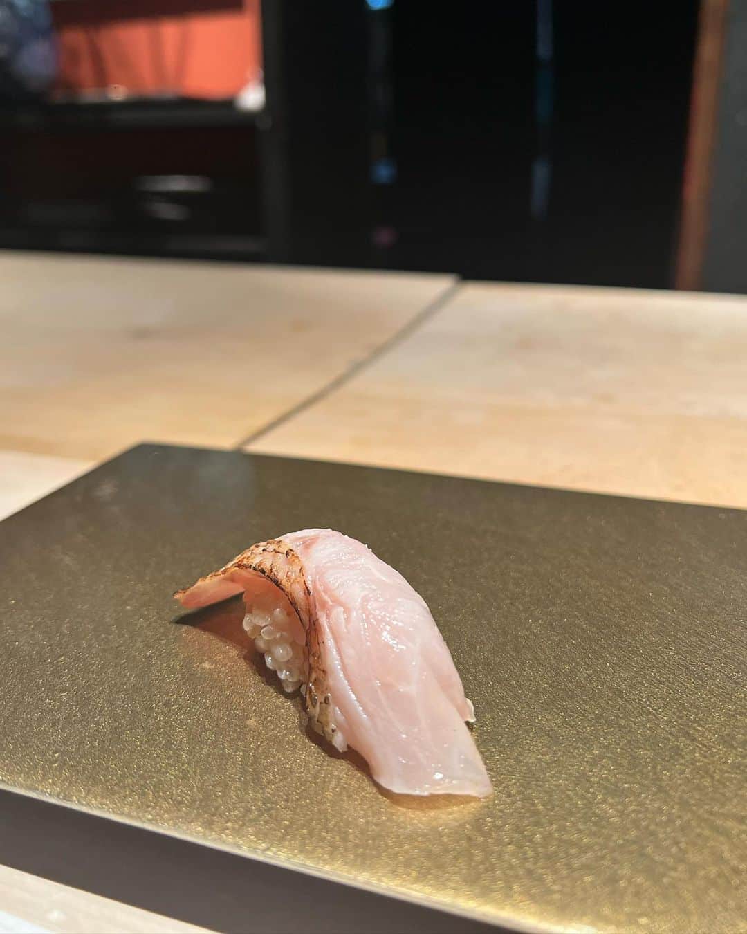 板橋瑠美さんのインスタグラム写真 - (板橋瑠美Instagram)「大大大好きなお店にやっと…♡ ⁡ ⁡ ファンになってから4年♡ ⁡ 熟成寿司というものを初体験した、会員制熟成寿司の和心へ、 ずっと行きたかったんだけどなかなか行けてなくて、 最後去年の夏？！ぶりです❤️ ⁡ ⁡ やっと来れたー！！！ ⁡ 安定の美味しさにとろけたーーーー💕 幸せすぎて目がもうなくなるくらいw ⁡ ペアリングで飲みやすい日本酒🍶でくいっとやりながら、 実にうまみ成分が濃く濃厚な舌触りの熟成寿司🍣をいただき、おりさと幸せな新年会をしてきました☻ ⁡ 和心は、会員制なんだけど、LINE@登録するだけなので、どなたでもなれます♡ ⁡ ⁡ ストーリーにLINE@着いてるので是非是非💕 ⁡ ⁡ ⁡ そしてなにより、和心といえば、最高な生姜‼︎ ⁡ ここの生姜は、生姜の芽を使ってて、食感も味も甘酢で最高なの😍 ⁡ ガリってスライスなイメージがあるけど、アスパラくらいの太さのガリなので、食感が最高♡ ⁡ ⁡ なんと！この美味しい生姜が買えるようになったのーーー💕 和心のガリ大好物だから嬉しすぎてルンルンな私たち♡！ ⁡ ここから買えるので是非一つ試しに食べてみて♡ ⁡ ⁡ ⁡ 生姜はすごい健康にもいいし、美容にもいいし、今こーゆー時期だから、自己免疫を強くしていくには生姜は抜群❤️✨ ⁡ ⁡ ここからも通販で買えるよー👍  ⁡ @eternity.beaute2021  ⁡ ⁡ ⁡ また冬の時期のお魚食べたいからまた予約しよーっと❤️」2月1日 20時08分 - rumi_official_0616