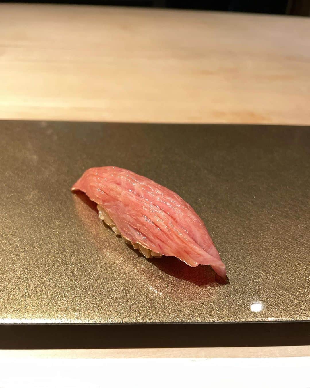 板橋瑠美さんのインスタグラム写真 - (板橋瑠美Instagram)「大大大好きなお店にやっと…♡ ⁡ ⁡ ファンになってから4年♡ ⁡ 熟成寿司というものを初体験した、会員制熟成寿司の和心へ、 ずっと行きたかったんだけどなかなか行けてなくて、 最後去年の夏？！ぶりです❤️ ⁡ ⁡ やっと来れたー！！！ ⁡ 安定の美味しさにとろけたーーーー💕 幸せすぎて目がもうなくなるくらいw ⁡ ペアリングで飲みやすい日本酒🍶でくいっとやりながら、 実にうまみ成分が濃く濃厚な舌触りの熟成寿司🍣をいただき、おりさと幸せな新年会をしてきました☻ ⁡ 和心は、会員制なんだけど、LINE@登録するだけなので、どなたでもなれます♡ ⁡ ⁡ ストーリーにLINE@着いてるので是非是非💕 ⁡ ⁡ ⁡ そしてなにより、和心といえば、最高な生姜‼︎ ⁡ ここの生姜は、生姜の芽を使ってて、食感も味も甘酢で最高なの😍 ⁡ ガリってスライスなイメージがあるけど、アスパラくらいの太さのガリなので、食感が最高♡ ⁡ ⁡ なんと！この美味しい生姜が買えるようになったのーーー💕 和心のガリ大好物だから嬉しすぎてルンルンな私たち♡！ ⁡ ここから買えるので是非一つ試しに食べてみて♡ ⁡ ⁡ ⁡ 生姜はすごい健康にもいいし、美容にもいいし、今こーゆー時期だから、自己免疫を強くしていくには生姜は抜群❤️✨ ⁡ ⁡ ここからも通販で買えるよー👍  ⁡ @eternity.beaute2021  ⁡ ⁡ ⁡ また冬の時期のお魚食べたいからまた予約しよーっと❤️」2月1日 20時08分 - rumi_official_0616
