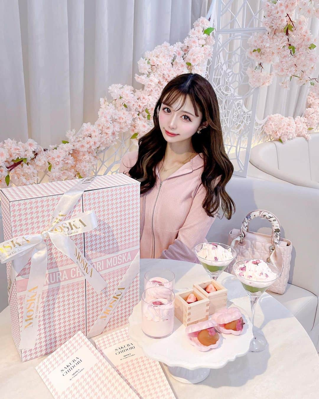 あやちゃんさんのインスタグラム写真 - (あやちゃんInstagram)「2/3からスタート SAKURA × CHIDORI afternoon tea🌸🍡🤍  薄ピンクの千鳥柄BOXがすんごい可愛くて店内も桜でいっぱい🌸 どタイプすぎる〜💗🤍💗🤍  BOXの中にはちらし寿司が入ってたり 唐揚げも入ってて美味しかったな🥺 早くもお花見気分で楽しかった🧁🍓  ☕️ @moska_by_gingergarden  【住所】 Moska by Ginger Garden 📍港区北青山3-12-12 3F 【最寄駅】表参道駅 【料金】 4,400円〜  #ジンジャーガーデン青山  #ジンジャーガーデン #モスカバイジンジャーガーデン #表参道カフェ #青山カフェ #桜 #桜アフタヌーンティー  #明治神宮前カフェ #表参道グルメ #表参道ランチ #ピンクアフタヌーンティー #苺スイーツ #いちごアフタヌーンティー #アフタヌーンティーセット  #桜スイーツ #アフヌン #表参道アフタヌーンティー #東京カフェ #ピンクコーデ #ディオールカフェ #diorカフェ  #diorcafe #レディディオール  #お花見 #お花見アフタヌーンティー #東京アフタヌーンティー  #moskabygingergarden  #gingergardenaoyama #gingergarden  #omotesandocafe」2月1日 20時52分 - aya.you.love.r