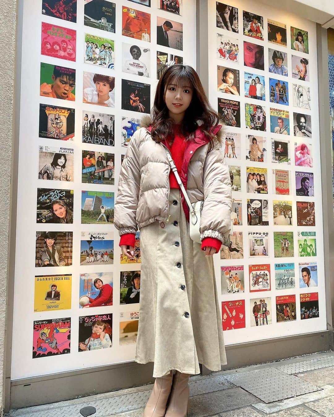 貞野遥香さんのインスタグラム写真 - (貞野遥香Instagram)「☆ 「「レコード🎤」」 ⁡ ⁡ ⁡ 赤色のニットは #ZARA の❤️ めちゃめちゃお気に入りでよく着ちゃう＾＾ ⁡ 最近頻繁に履くようになったロングスカートは #GU です✨ ⁡ ⁡ ⁡ ⁡ ⁡ 背景は70年代80年代頃のレコード🤔🤍 ⁡ レコードジャケットなんて滅多に見ないから たまたま見つけて興味津々👀✨ ⁡ ⁡ ⁡ しかも、キャンディーズさんに「アン・ドゥ・トロワ」という曲がある事を知ってびっくり😳！！(笑) ⁡ 思わず写真撮っちゃった😂🩰 ⁡ ⁡ ⁡ ⁡ ⁡ (コメント返しはお休みです、ごめんね😭💦) ⁡ ⁡ #ootd #ジーユー #ザラ #お気に入り #ロングヘア #巻き髪 #アイドル #idol #NMB48 #nmb48」2月1日 21時03分 - _haruka_sadano06