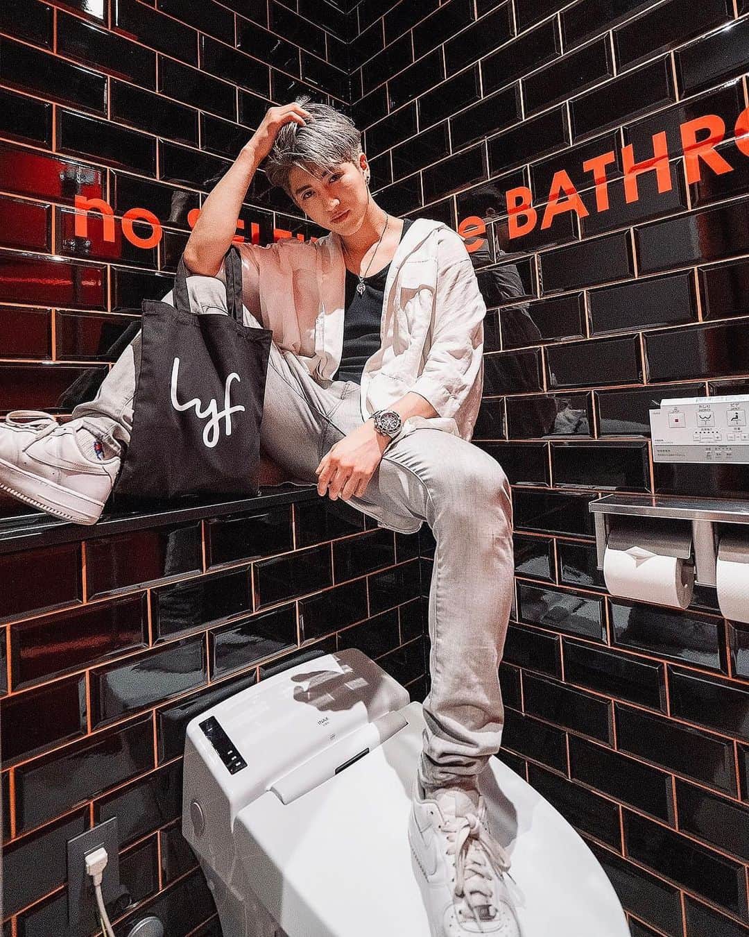原田デイビッドのインスタグラム：「No selfies in the bathroom🚫😂  #nike #nikeshoes #airforce1 #lyf #seiko #seikowatch #chromehearts  #artist #japaneseboy #asianboy #prettyboy  #model #infulencer #fashion #bathroomselfie  #福岡 #インフルエンサー #仕事 #モデル #ファッション #ootdstyle #style #silverhair #koreanboy」